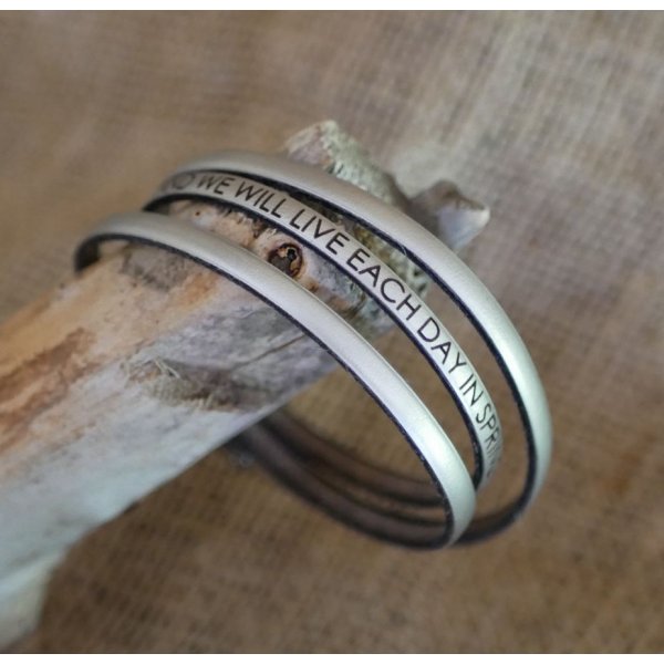 Skr&aelig;ddersyet l&aelig;derarmb&aring;nd med 3 drejninger til kvinder