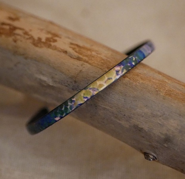 Damearmb&aring;nd i fint l&aelig;der med impressionistisk print