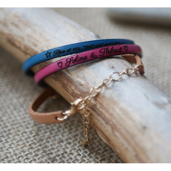 L&aelig;derarmb&aring;nd til kvinder, der kan personligg&oslash;res ved gravering med guldk&aelig;de