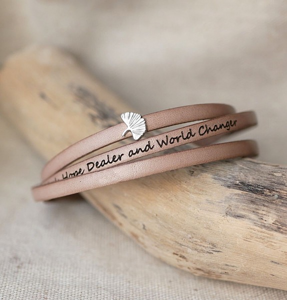 Bracelet en cuir personnalisable avec breloque feuille argentée.