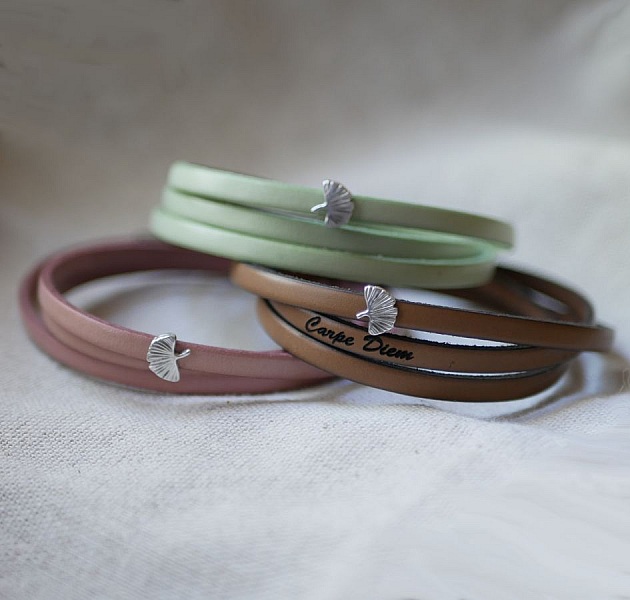 Bracelets en cuir personnalisables avec breloque feuille argentée.