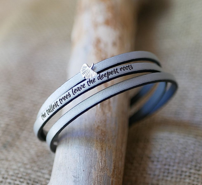 Bracelet en cuir personnalisable avec gravure et breloque ginkgo.
