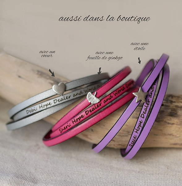 Bracelets en cuir personnalisables avec breloques et gravures.