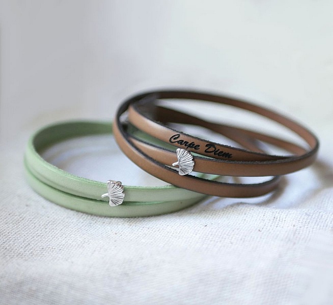 Bracelets en cuir personnalisables avec pendentif feuille argentée.