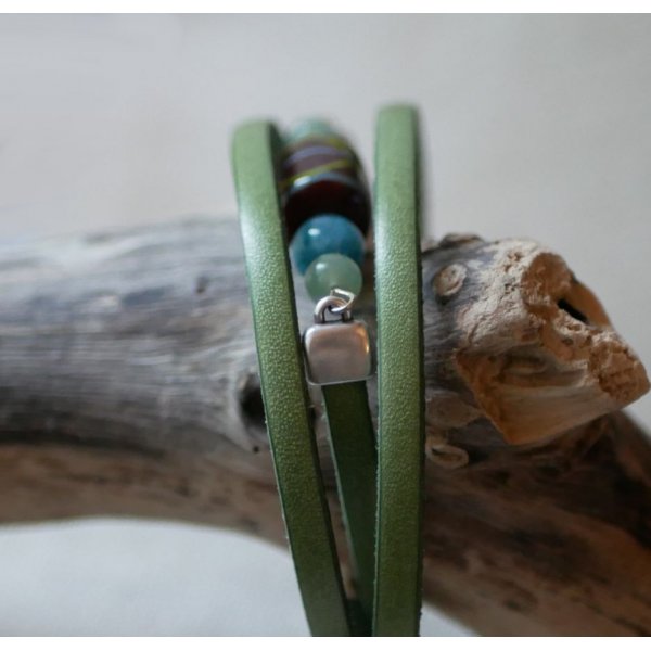 Armb&aring;nd med turkisgr&oslash;nt l&aelig;der og keramiske perler til kvinder, som du kan personligg&oslash;re 