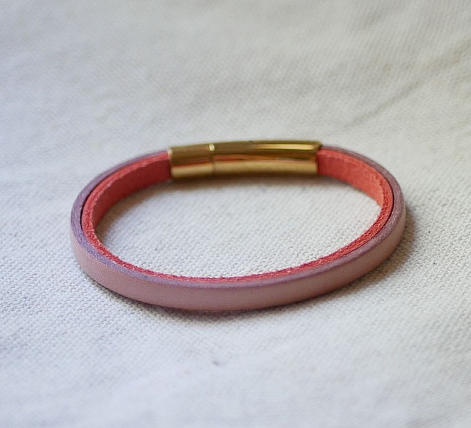 Bracelet femme en cuir bicolore avec fermoir doré gravé.