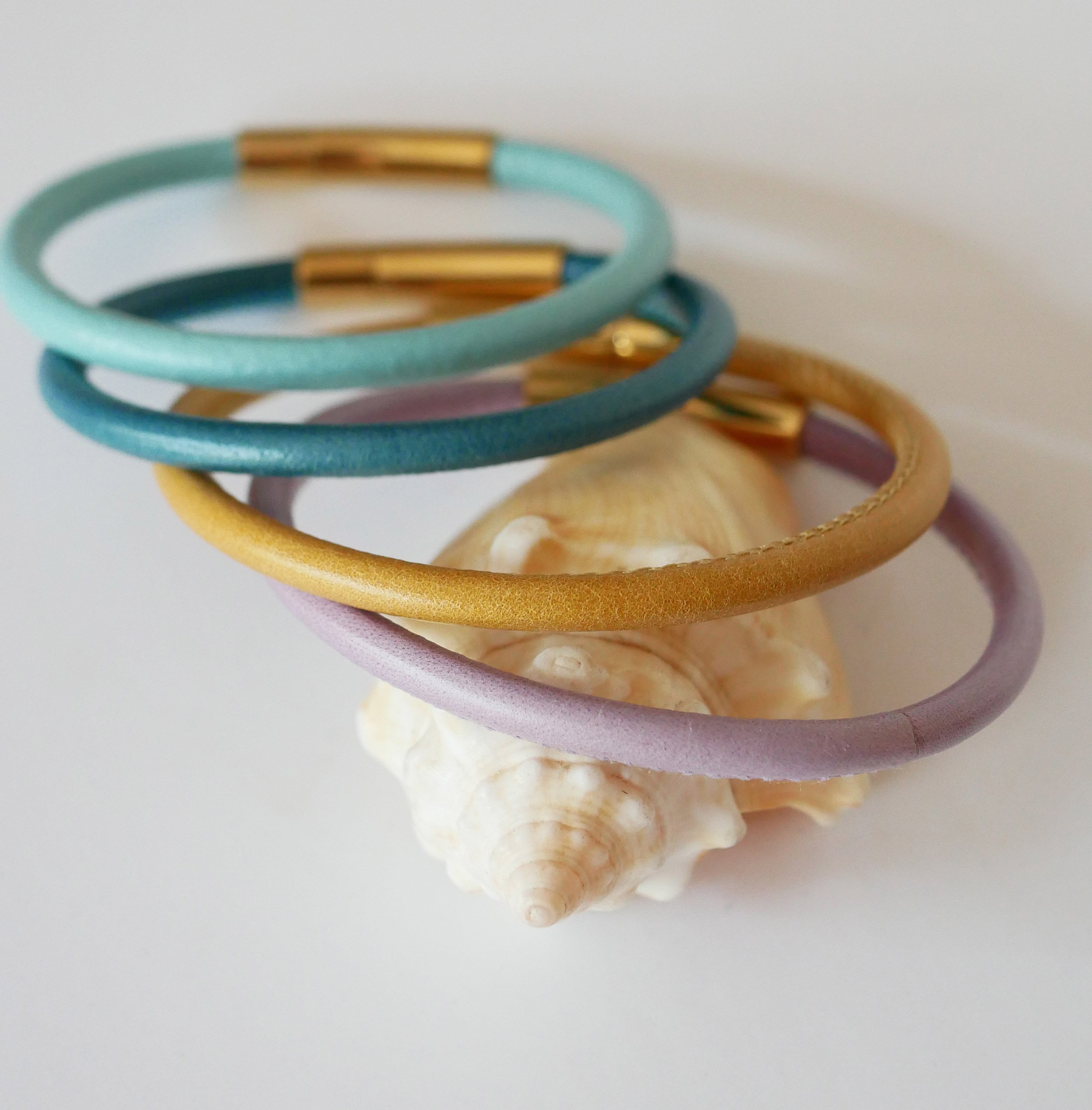 Rundt damearmb&aring;nd i l&aelig;der med bajonetl&aring;s i guld