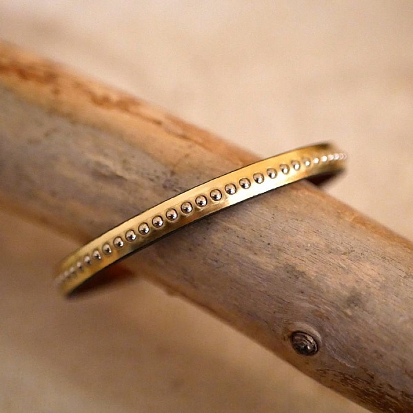 Damearmb&aring;nd i pink metallic l&aelig;der med guldperler