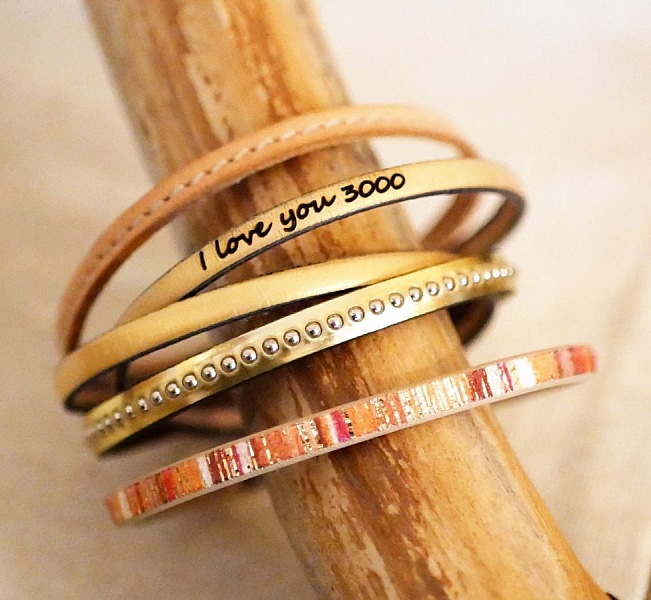 Damearmb&aring;nd i pink metallic l&aelig;der med guldperler