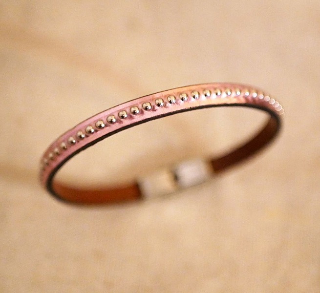Bracelet femme en cuir rose métallisé avec billes argentées.