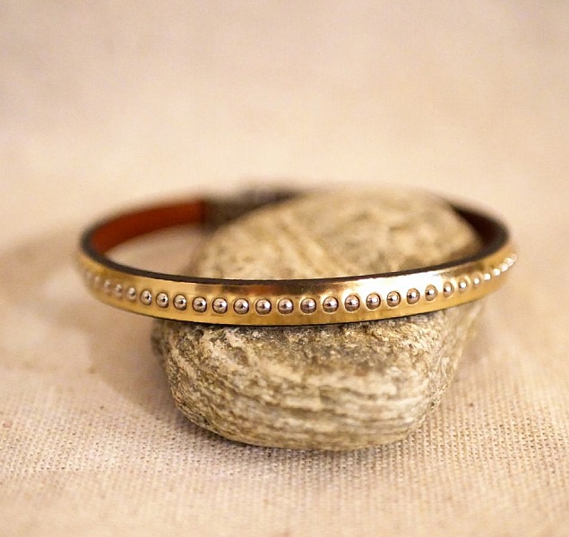 Damearmb&aring;nd i pink metallic l&aelig;der med guldperler