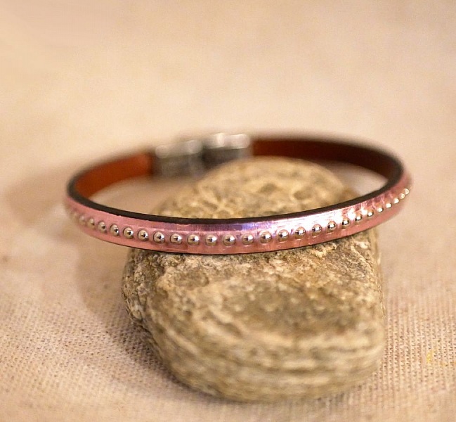 Bracelet femme en cuir rose métallisé avec billes argentées.