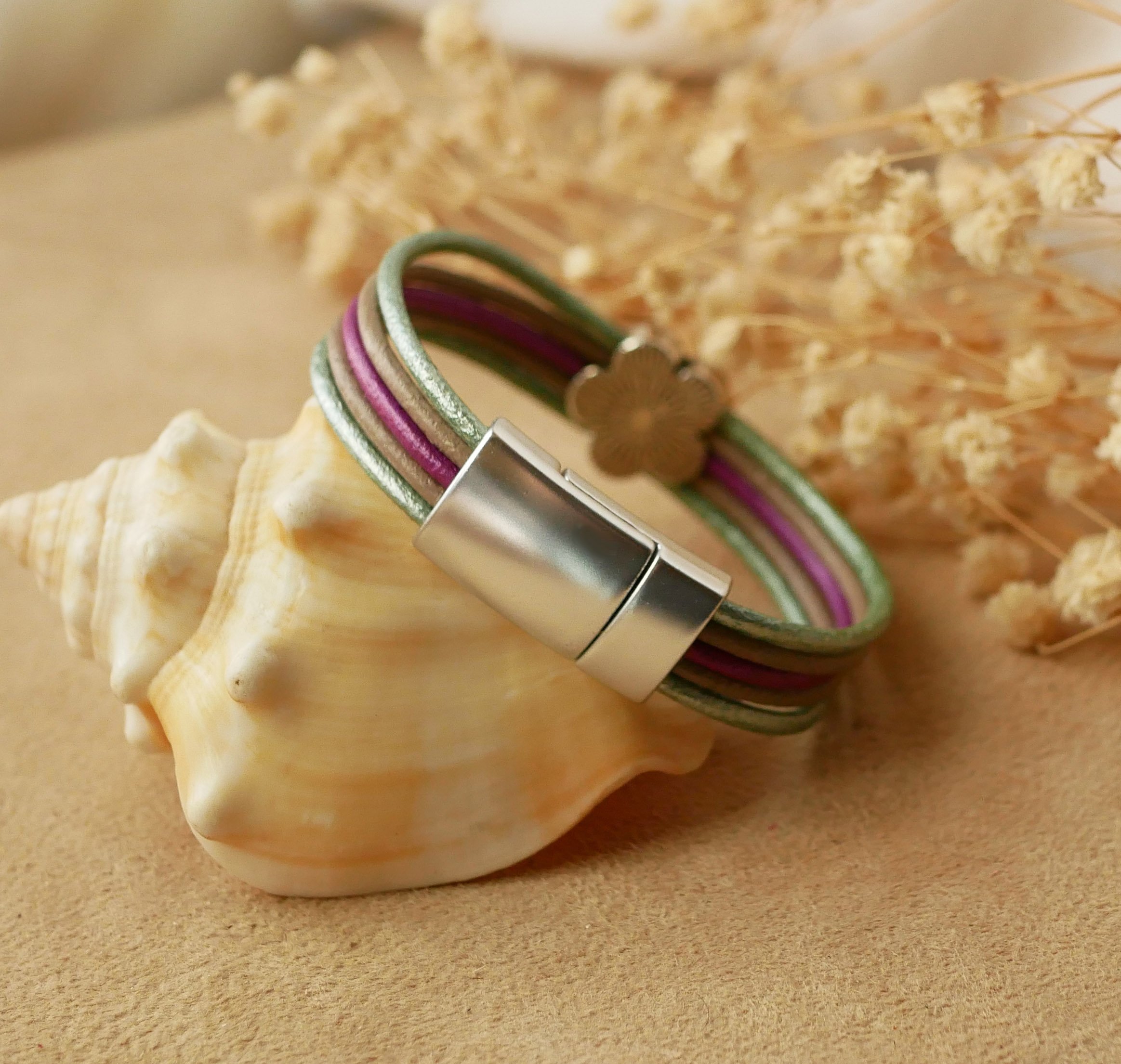 Damearmb&aring;nd med pastelfarvet l&aelig;der og blomsterdesign i s&oslash;lv