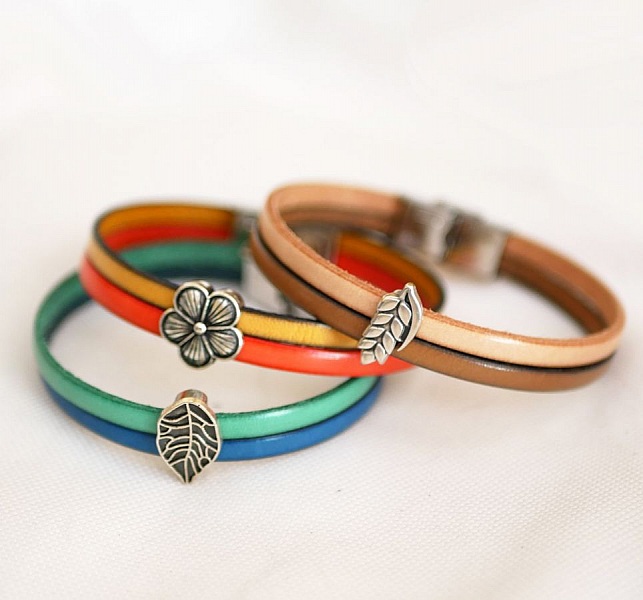 L&aelig;der duo armb&aring;nd til kvinder med en s&oslash;lvblomstrem, der kan tilpasses