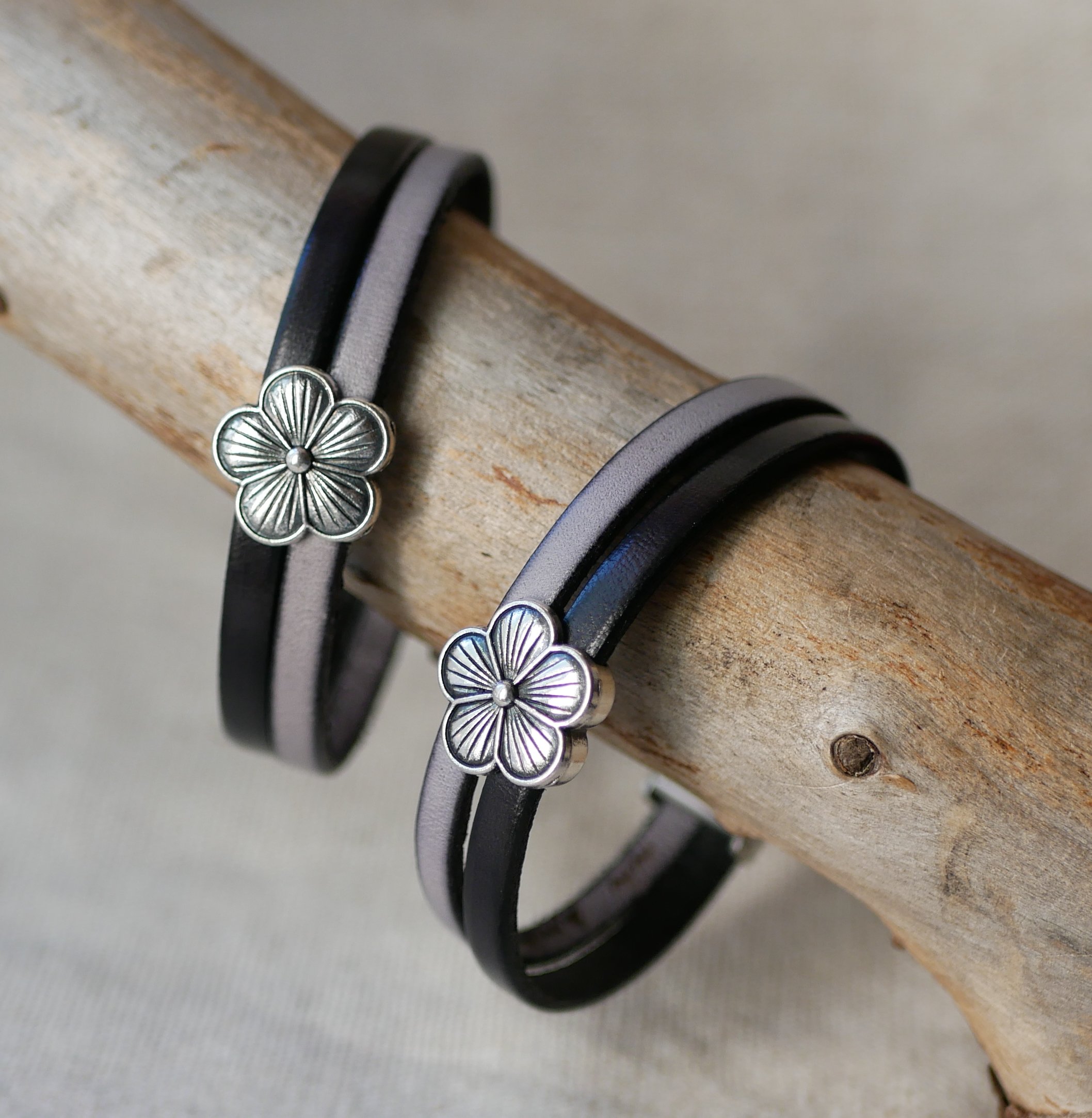 Duo-armbånd i læder med blomsterdesign, der kan gøres personligt 
