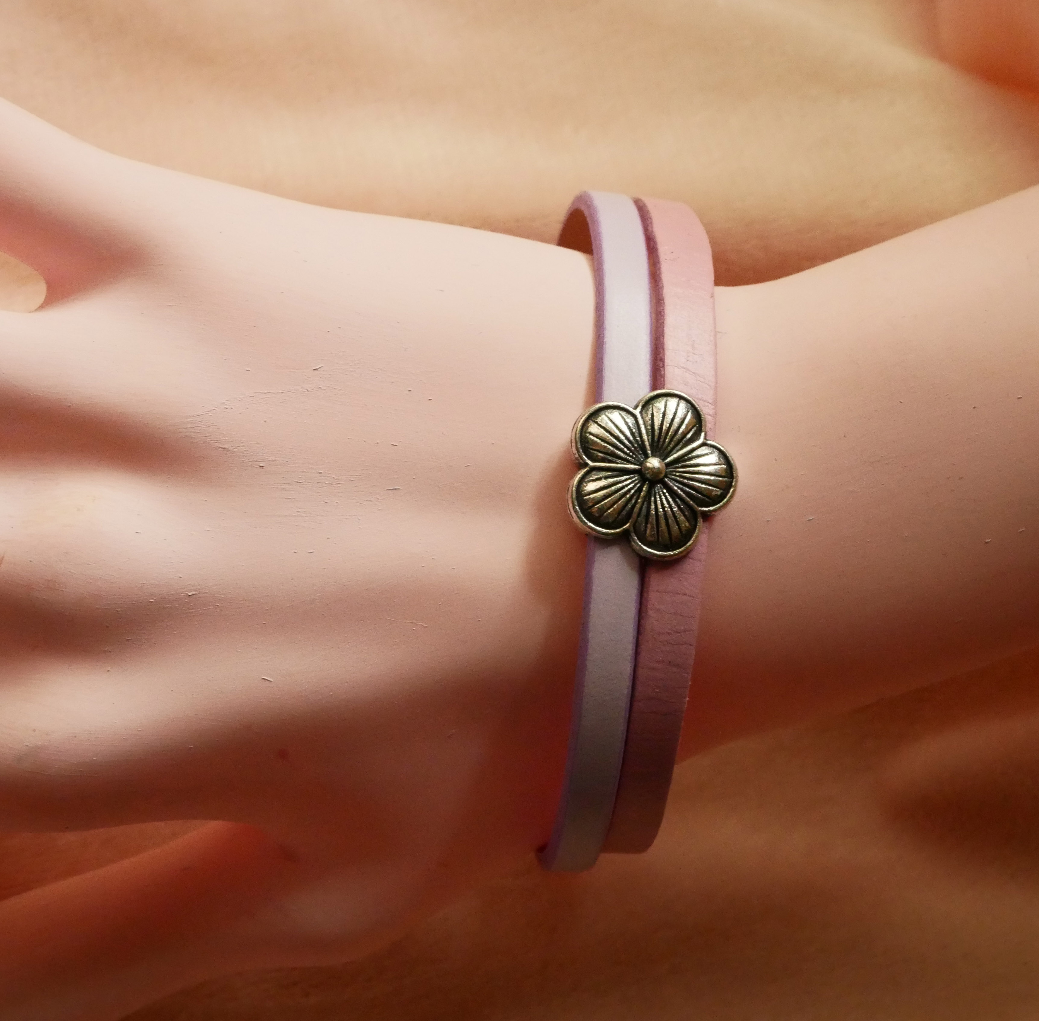 Duo-armbånd i læder med blomsterdesign, der kan gøres personligt 