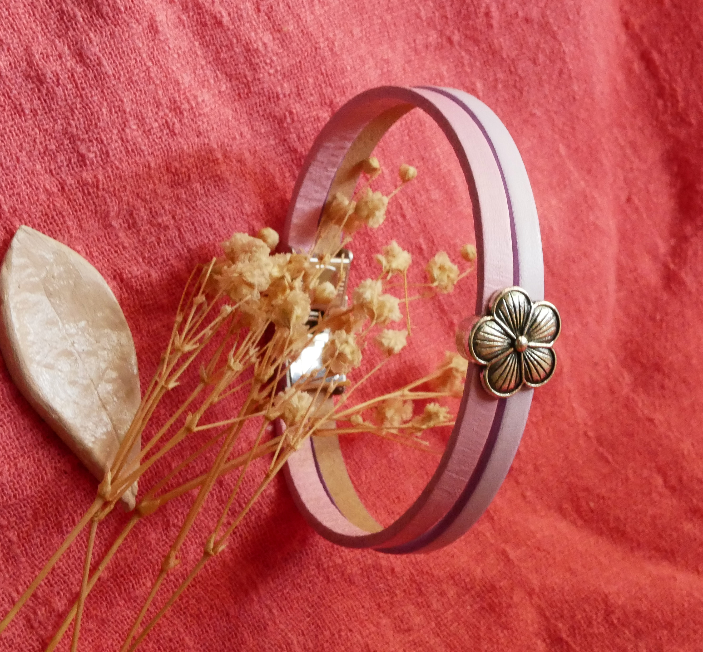 Duo-armbånd i læder med blomsterdesign, der kan gøres personligt 