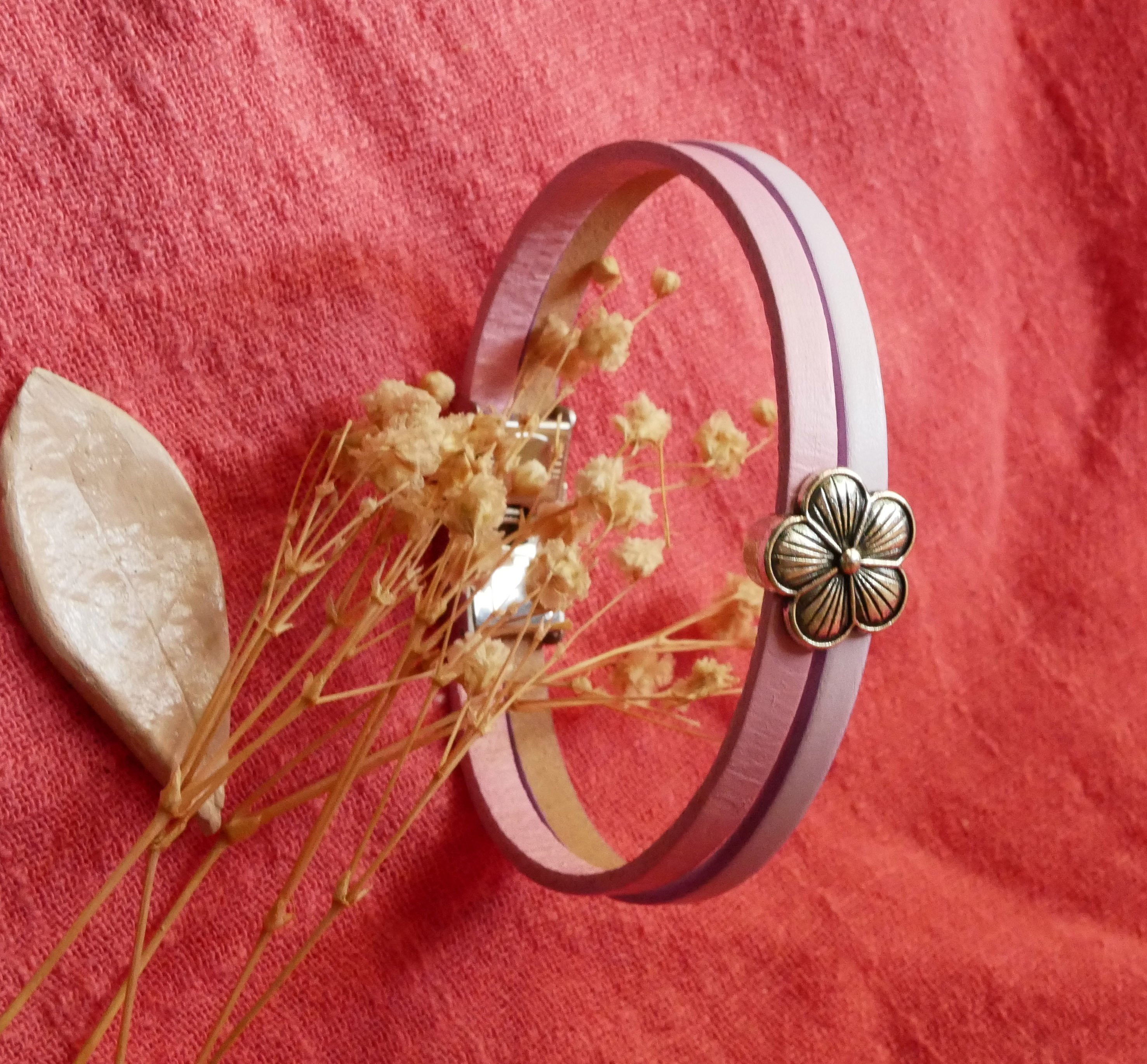 Duo-armbånd i læder med blomsterdesign, der kan gøres personligt 