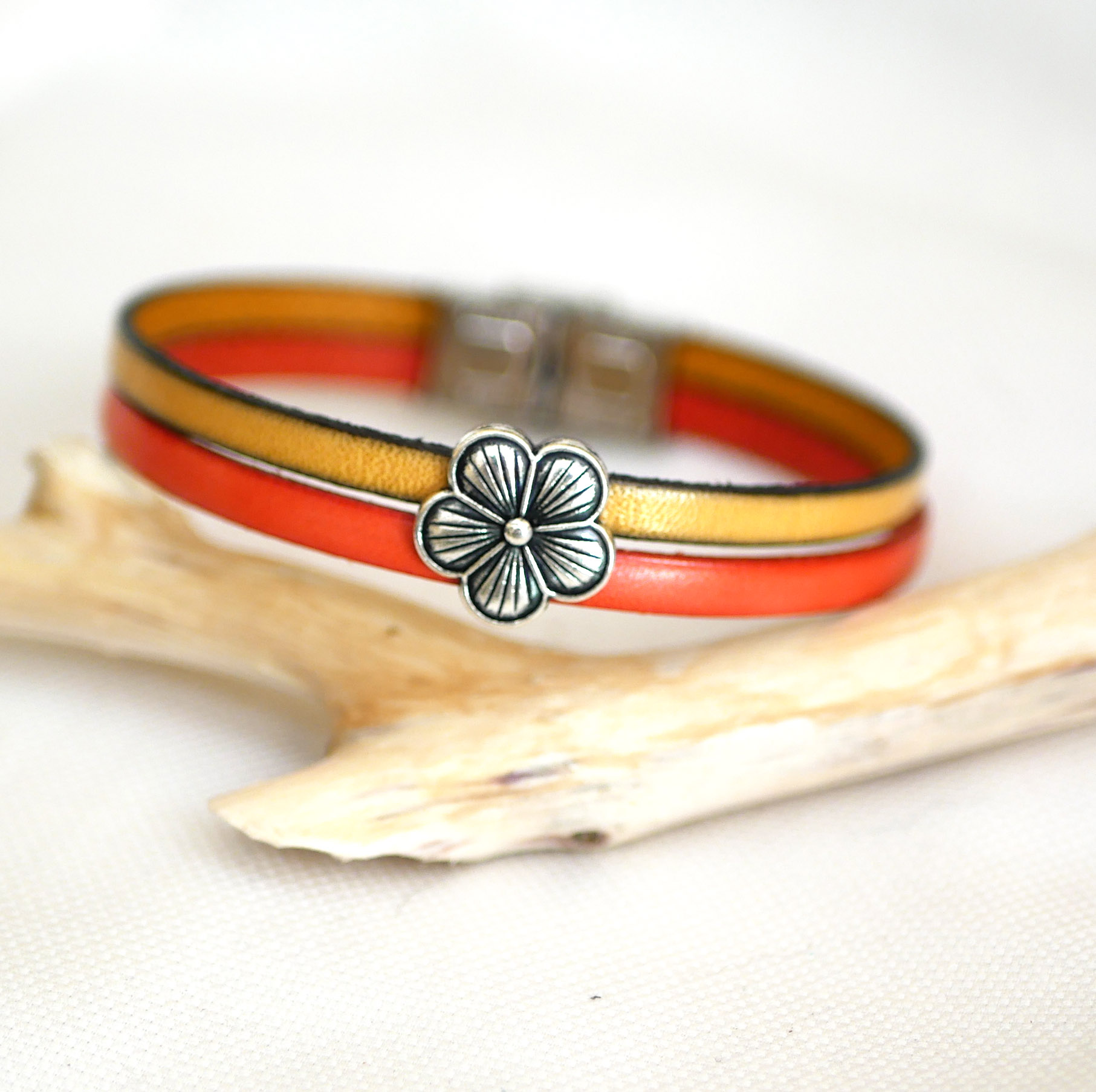 Duo-armbånd i læder med blomsterdesign, der kan gøres personligt 