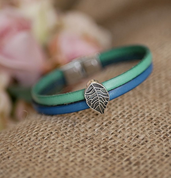 Bracelet duo cuir bleu et vert avec passant feuille argenté.