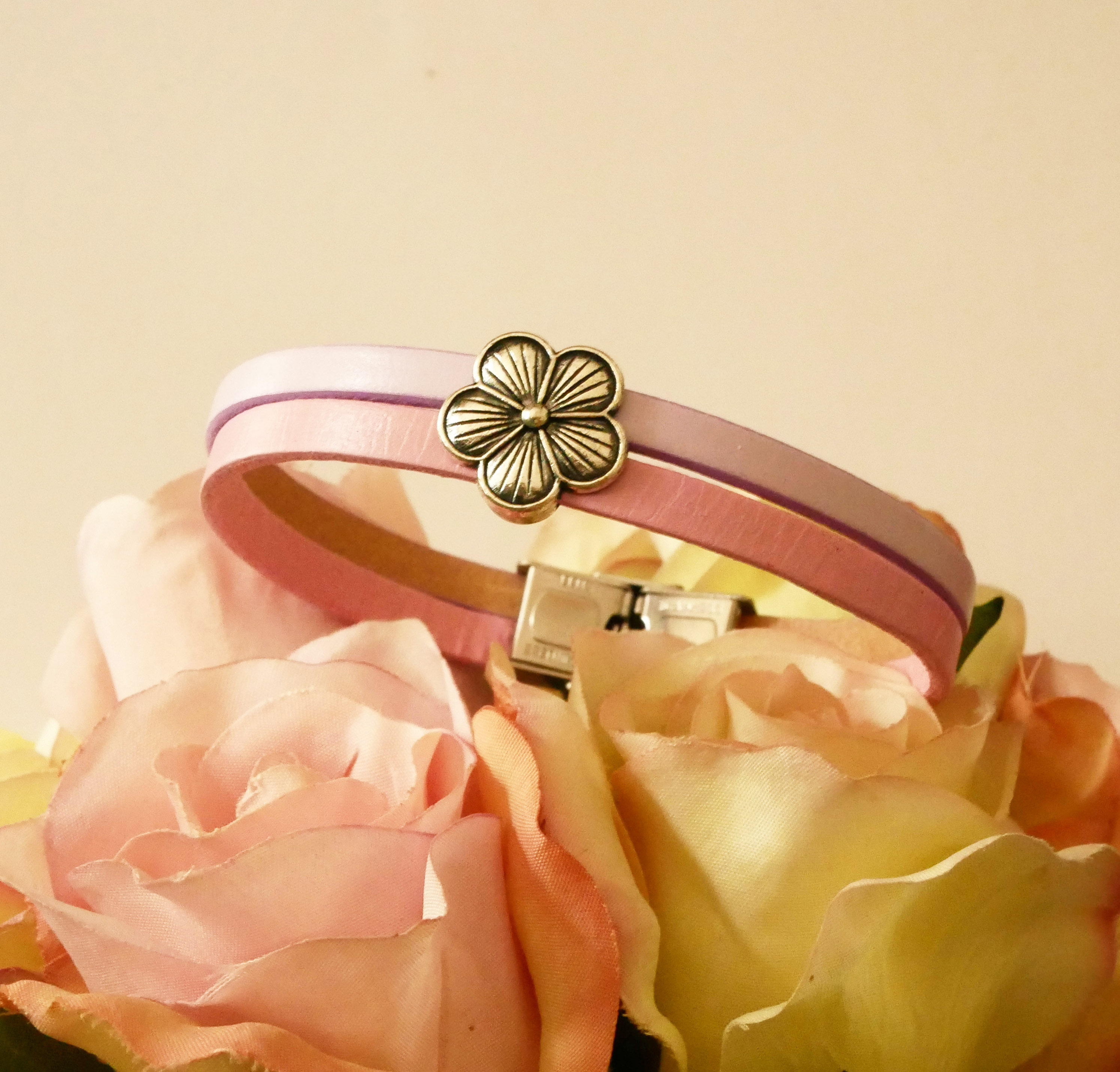 Duo-armbånd i læder med blomsterdesign, der kan gøres personligt 