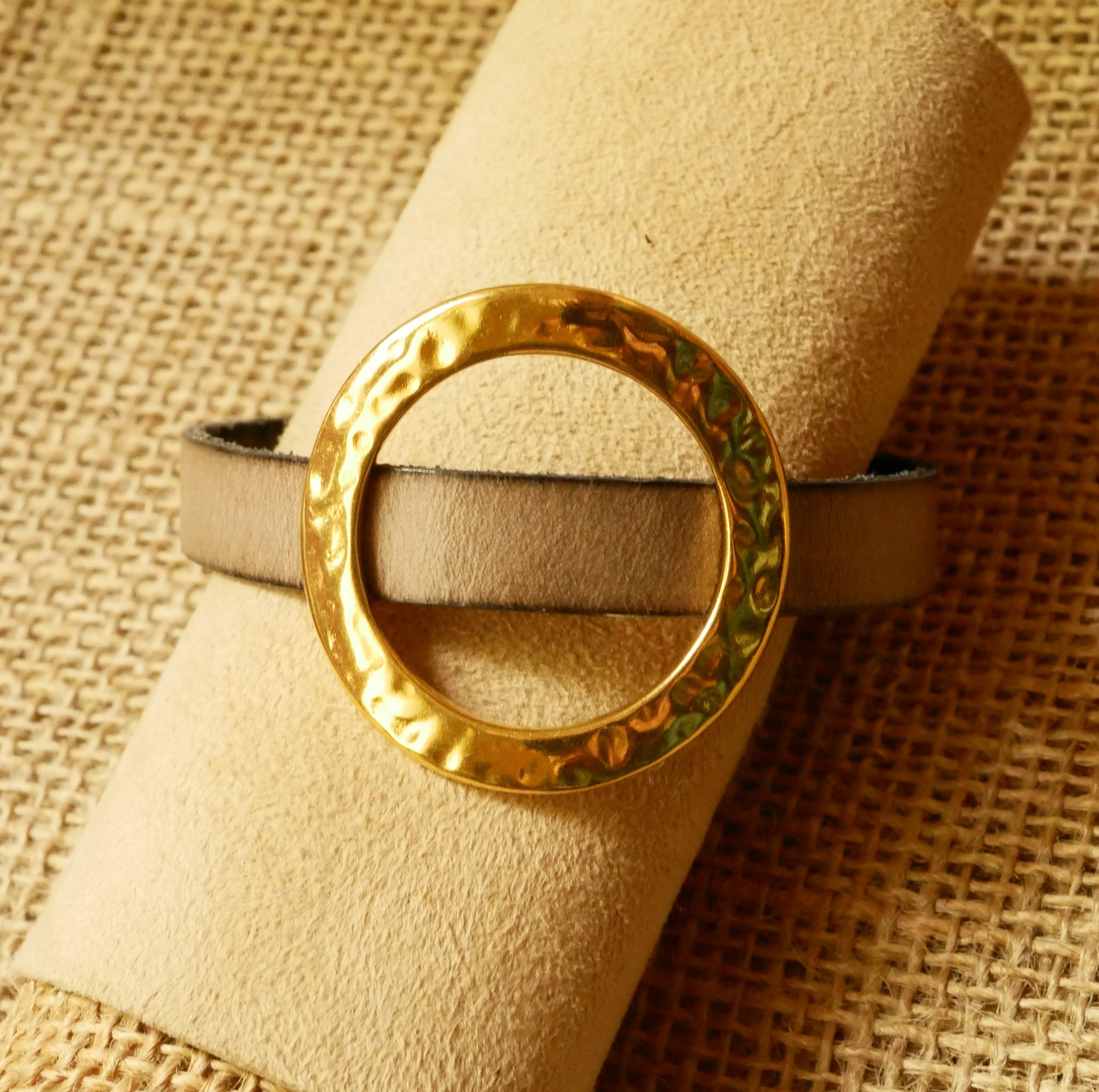 Armbånd kvinde stor guldring læderfarve efter eget valg