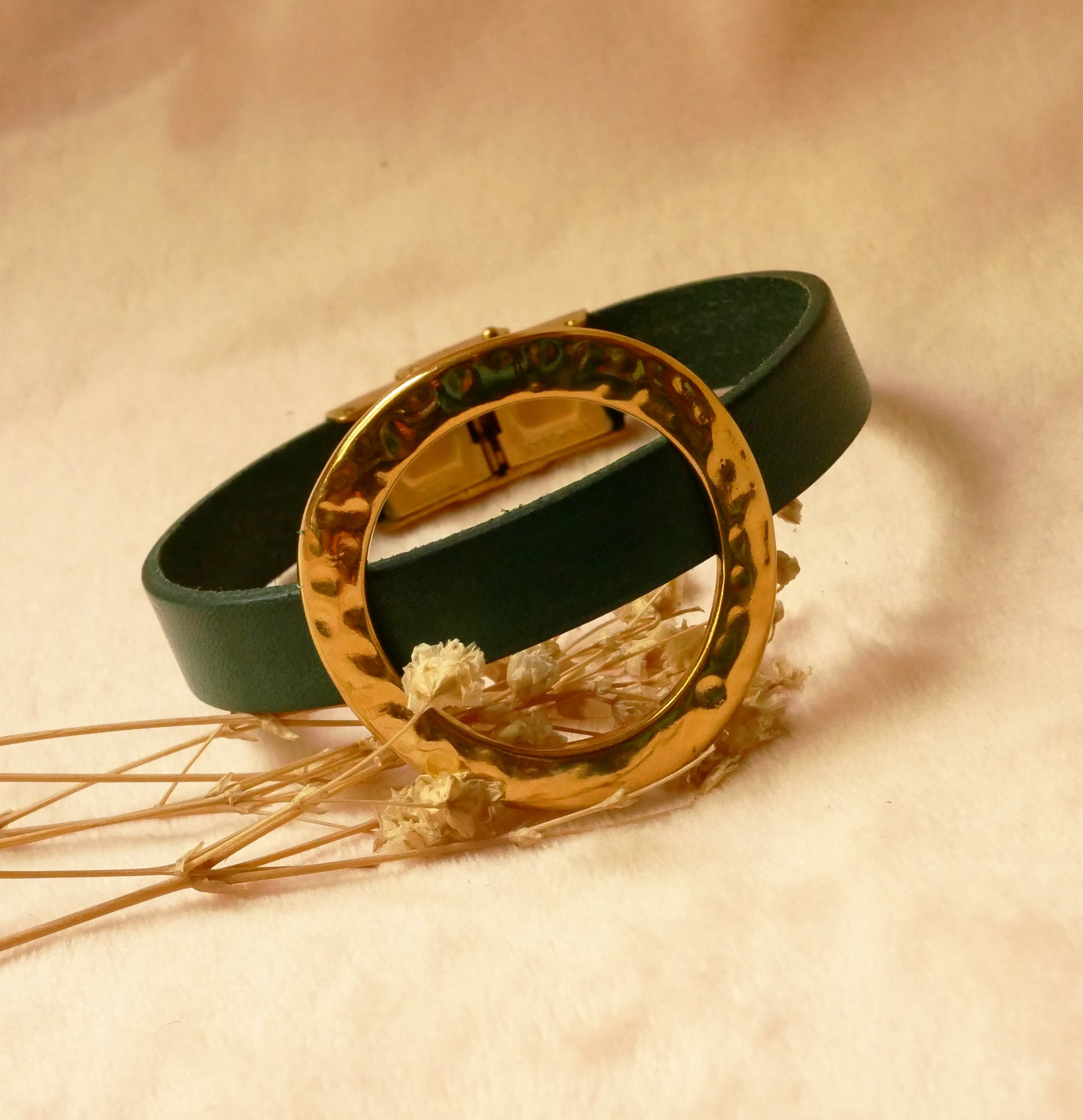 Armb&aring;nd kvinde stor guldring l&aelig;derfarve efter eget valg