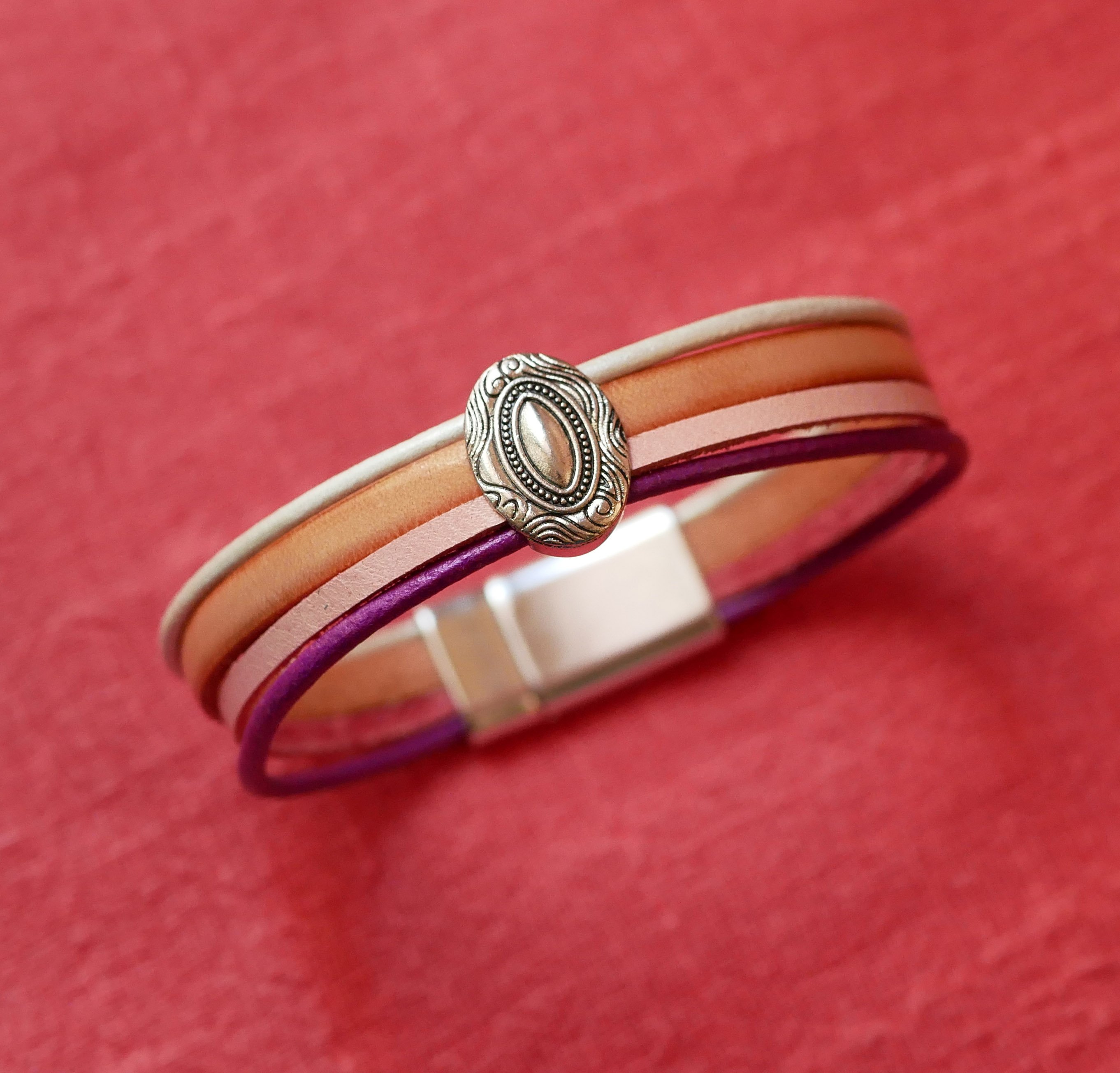 S&oslash;lvmedaljon-armb&aring;nd til kvinder med 4 pastelfarvede l&aelig;dertyper 