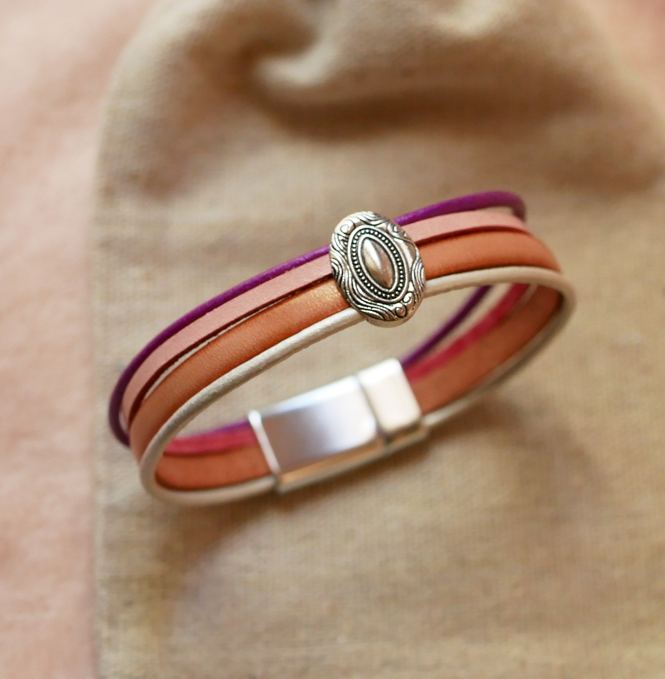 S&oslash;lvmedaljon-armb&aring;nd til kvinder med 4 pastelfarvede l&aelig;dertyper 