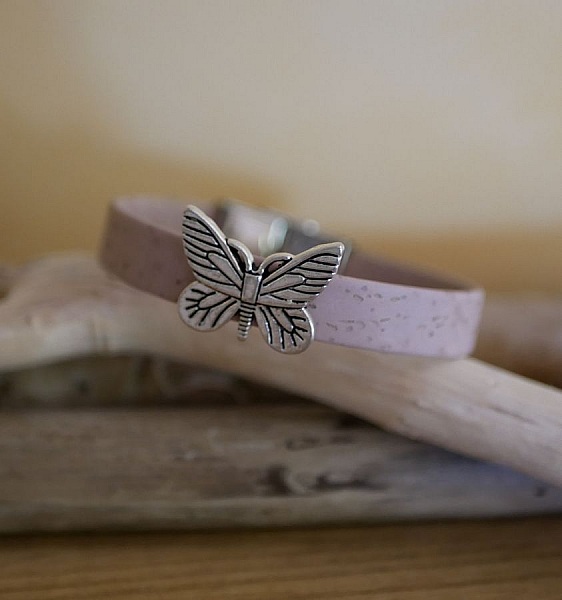 L&aelig;derarmb&aring;nd til pige med sommerfugl charme