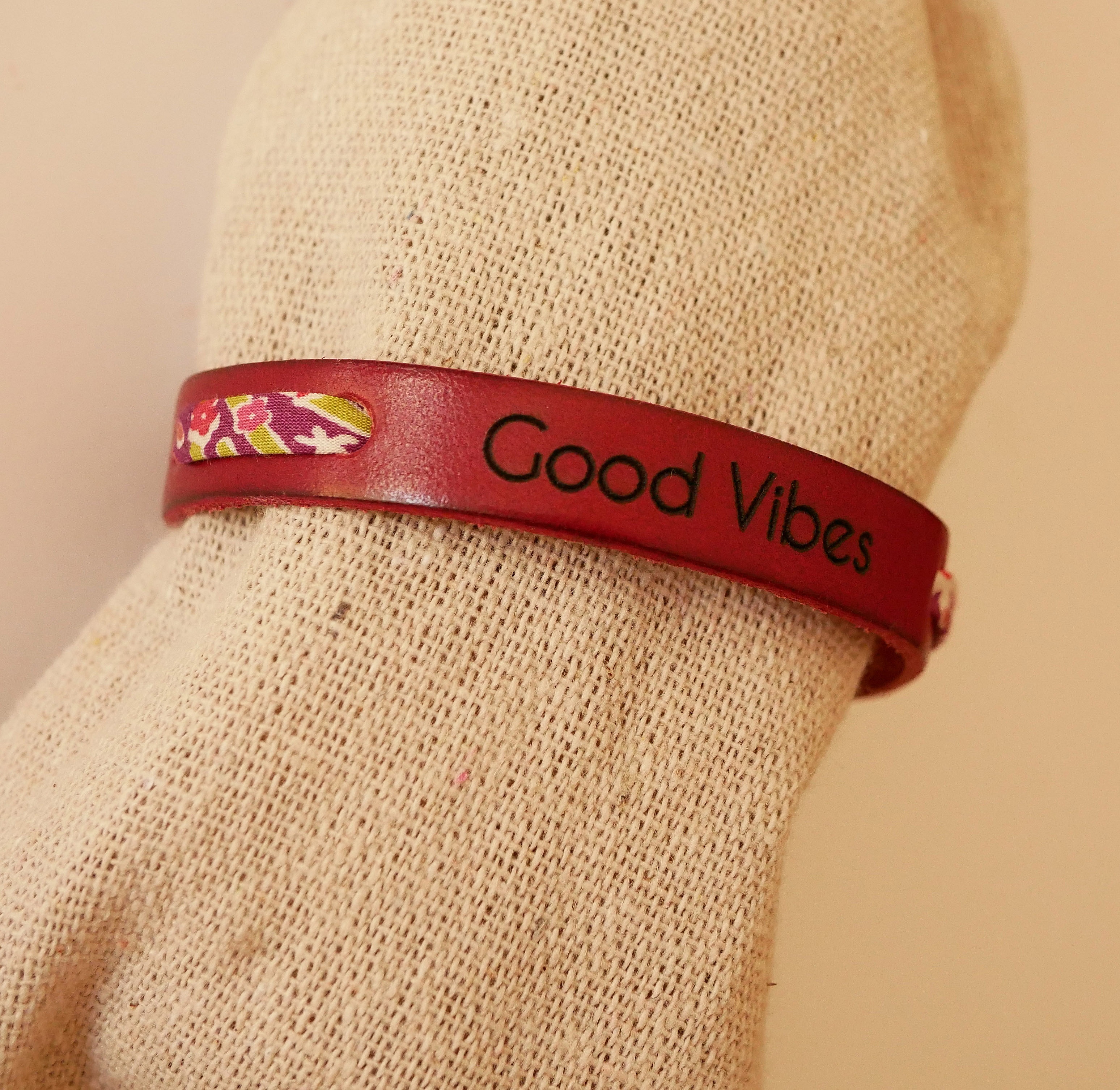 Bracelet en cuir rouge gravé Good vibes avec ruban Liberty.
