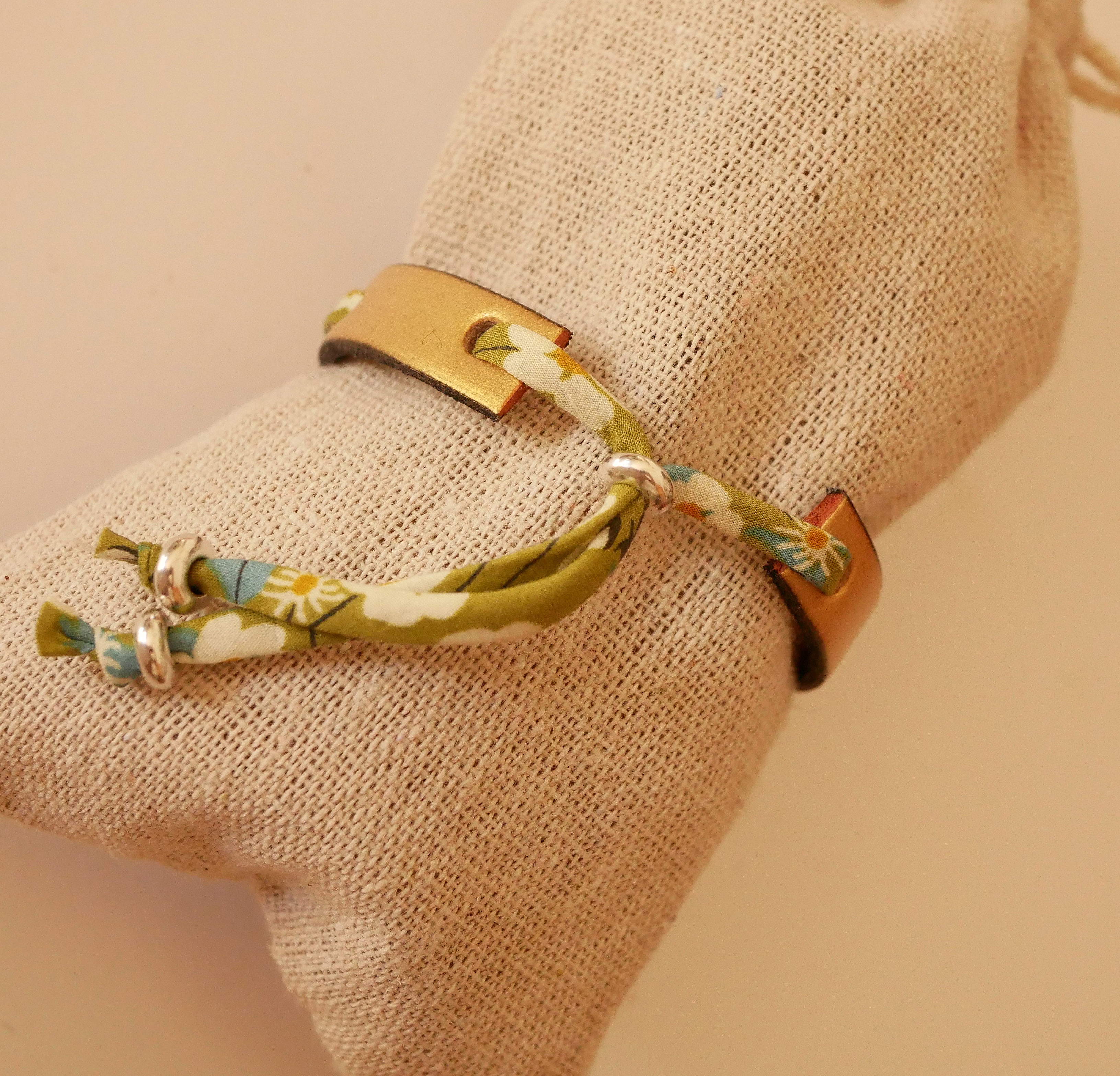 Bracelet Florâme gravé ImParfaite, ruban liberty vert et cuir doré.