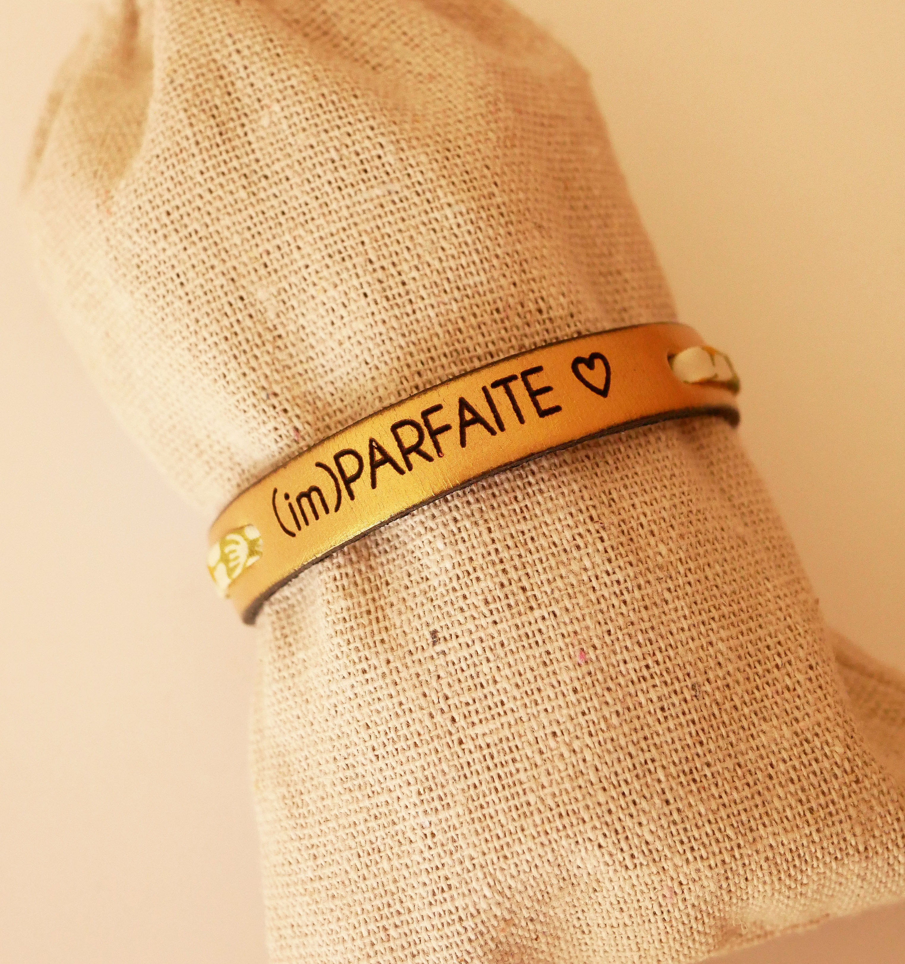 Bracelet Florâme en cuir doré gravé ImParfaite avec ruban liberty.