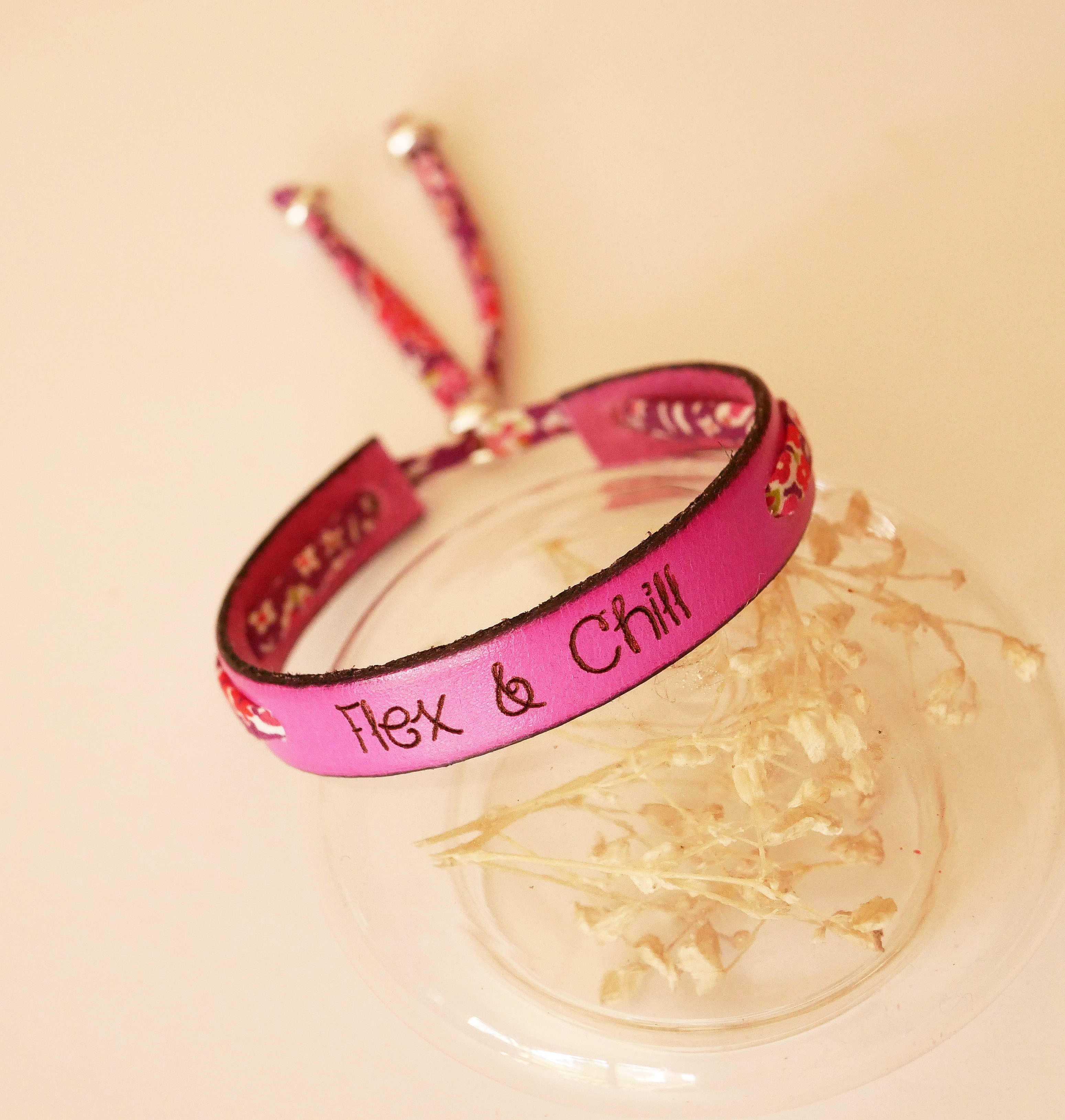 Bracelet Florâme personnalisable en cuir rose et cordon Liberty.