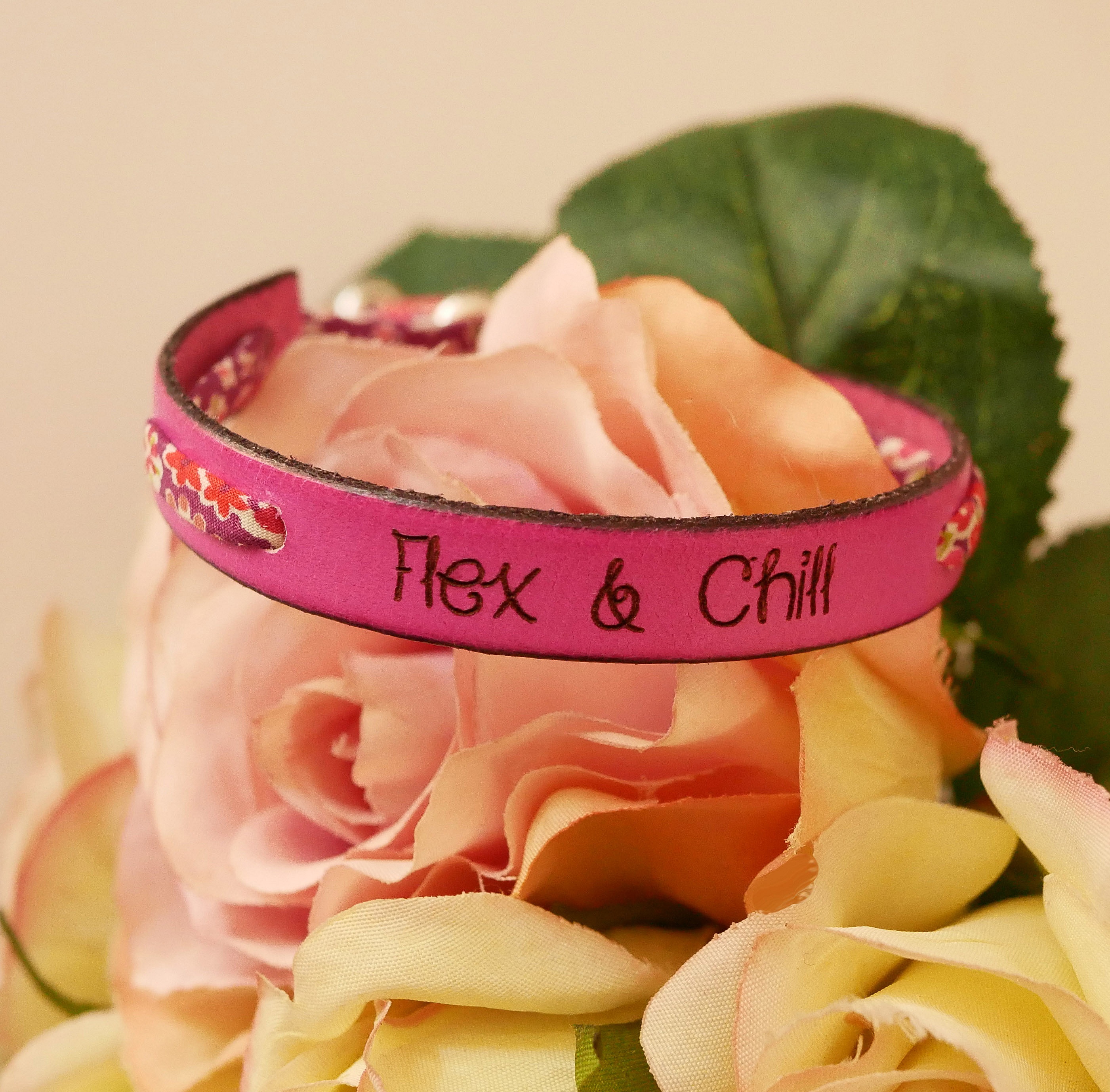 Bracelet en cuir fuchsia gravé Flex & Chill Liberty fleuri.