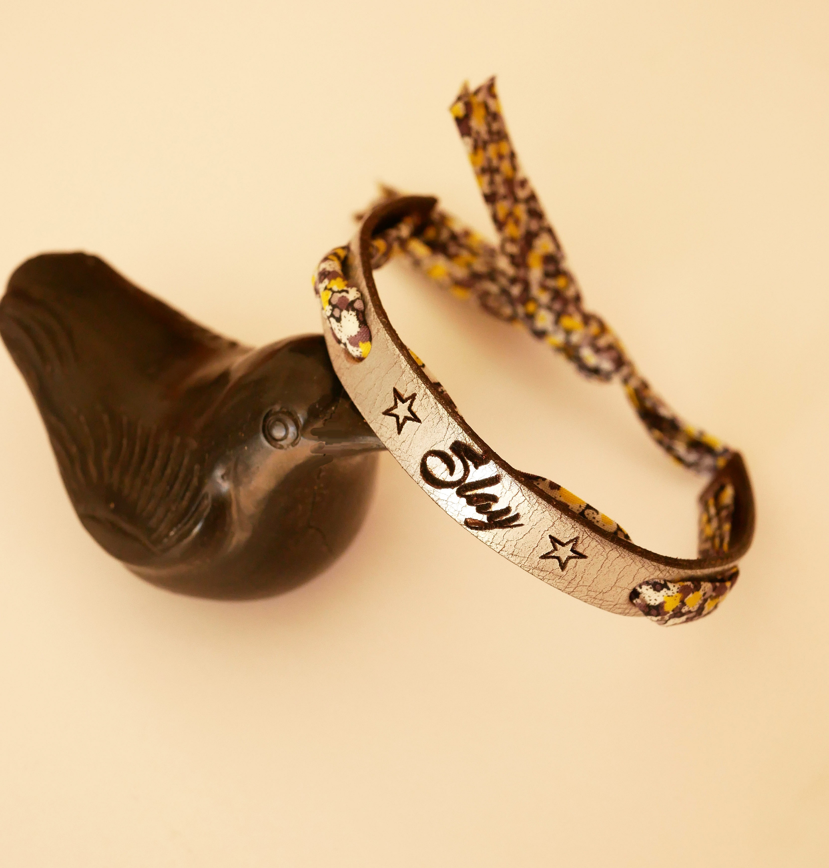 Flor&acirc;me-armb&aring;nd indgraveret med gule blomster i liberty-b&aring;nd p&aring; s&oslash;lvfarvet l&aelig;der