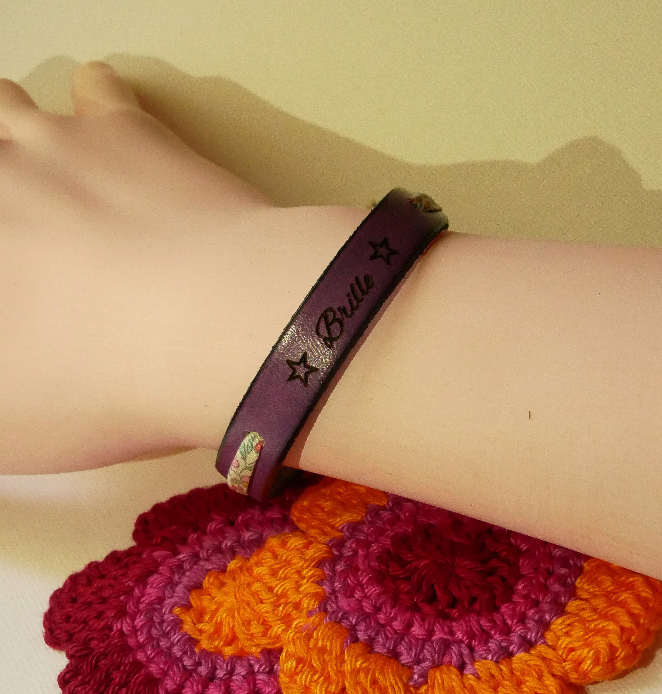 Flor&acirc;me "Brille" indgraveret armb&aring;nd med pastelfarvet liberty-b&aring;nd p&aring; lilla l&aelig;der