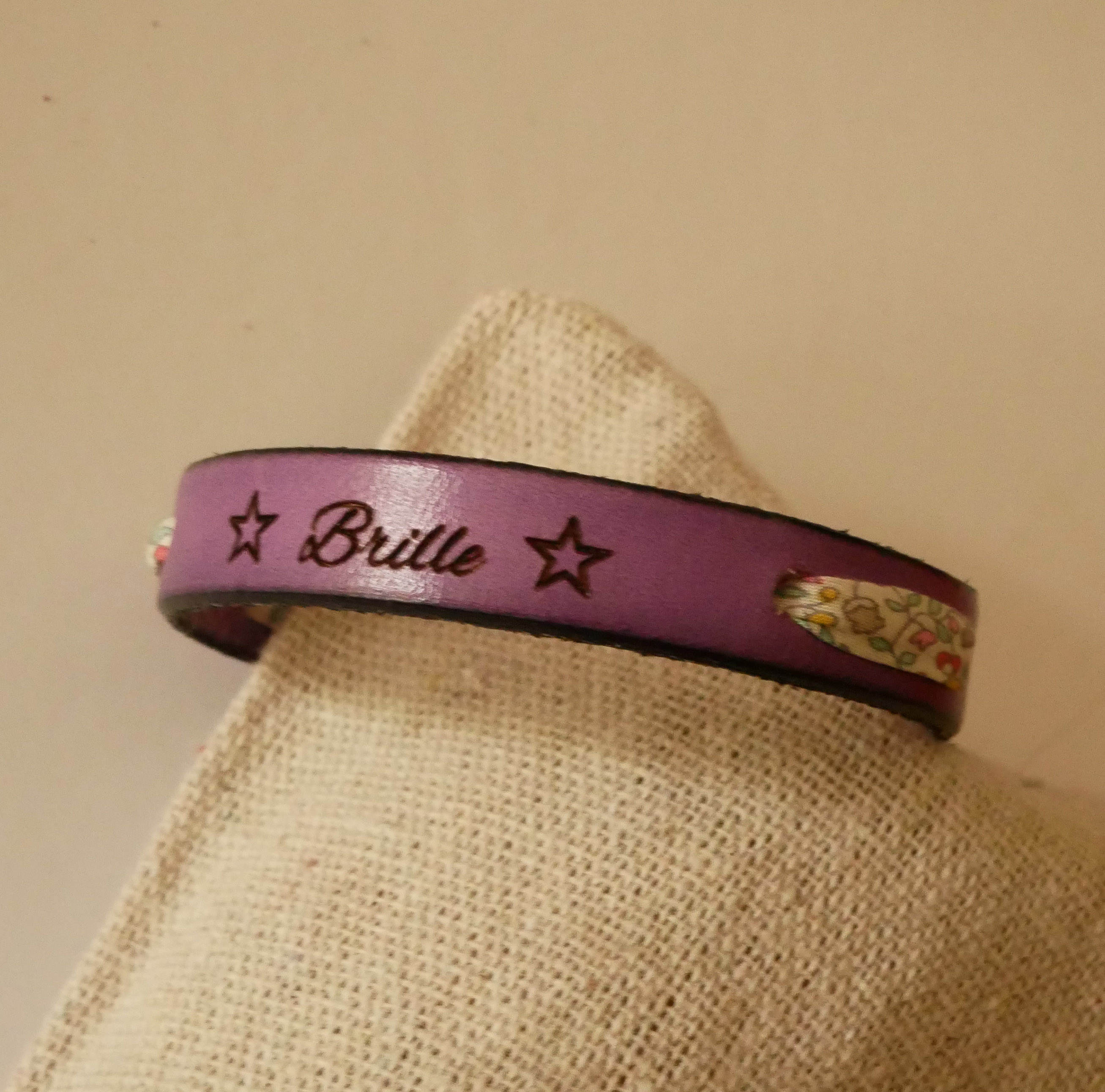 Florâme "Brille" indgraveret armbånd med pastelfarvet liberty-bånd på lilla læder