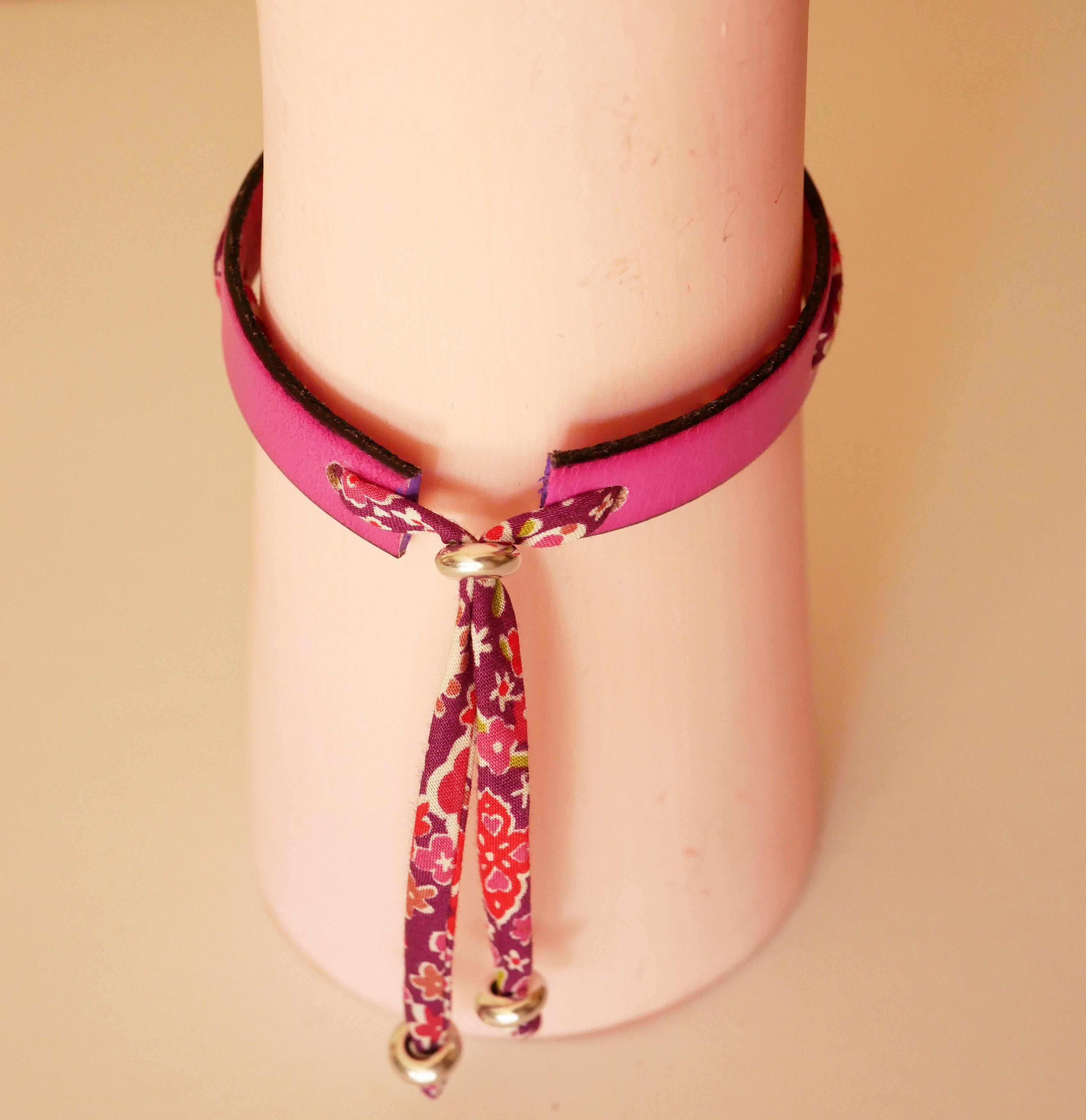 Bracelet Florâme personnalisable en cuir rose et cordon Liberty.