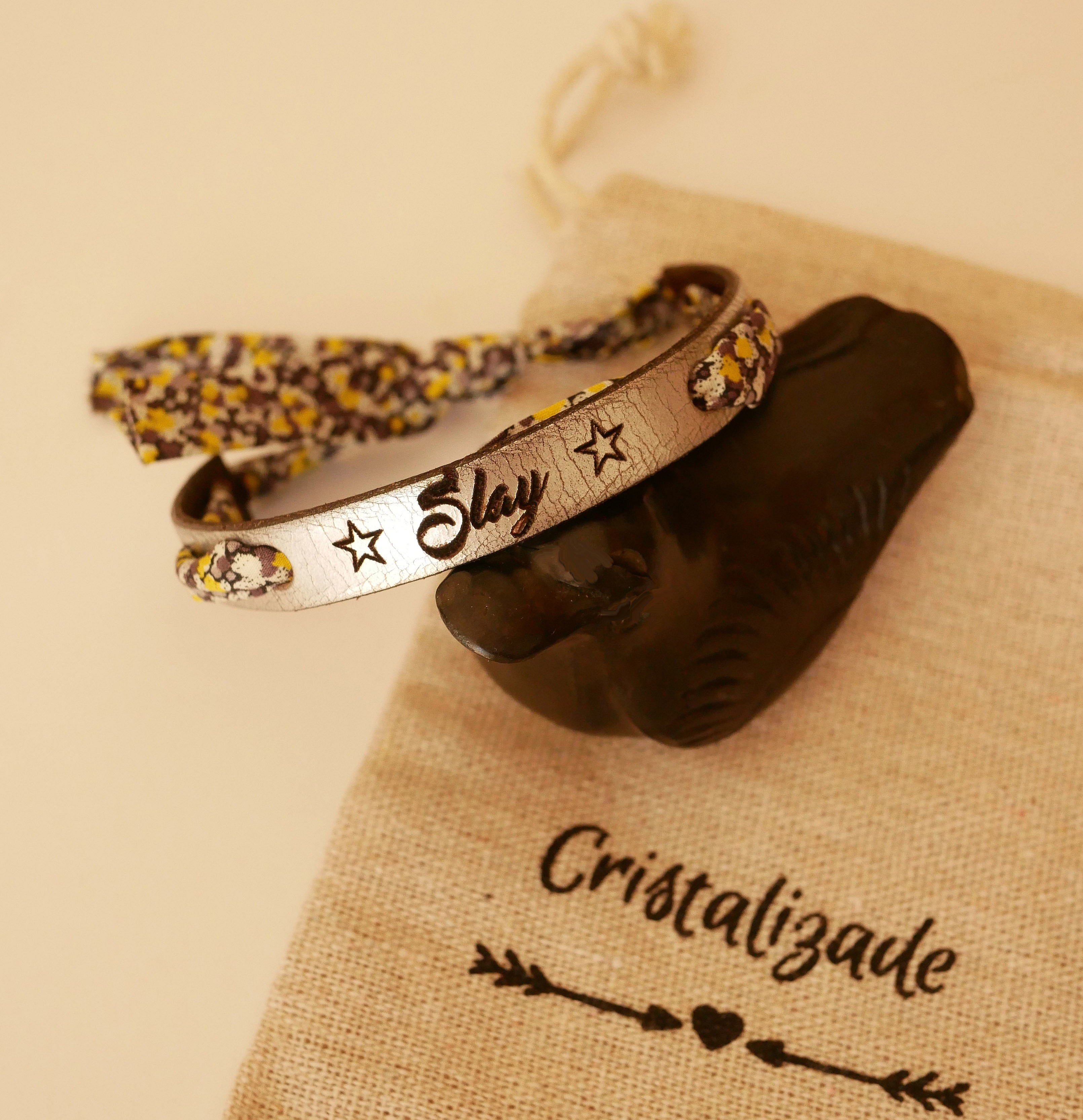 Flor&acirc;me-armb&aring;nd indgraveret med gule blomster i liberty-b&aring;nd p&aring; s&oslash;lvfarvet l&aelig;der