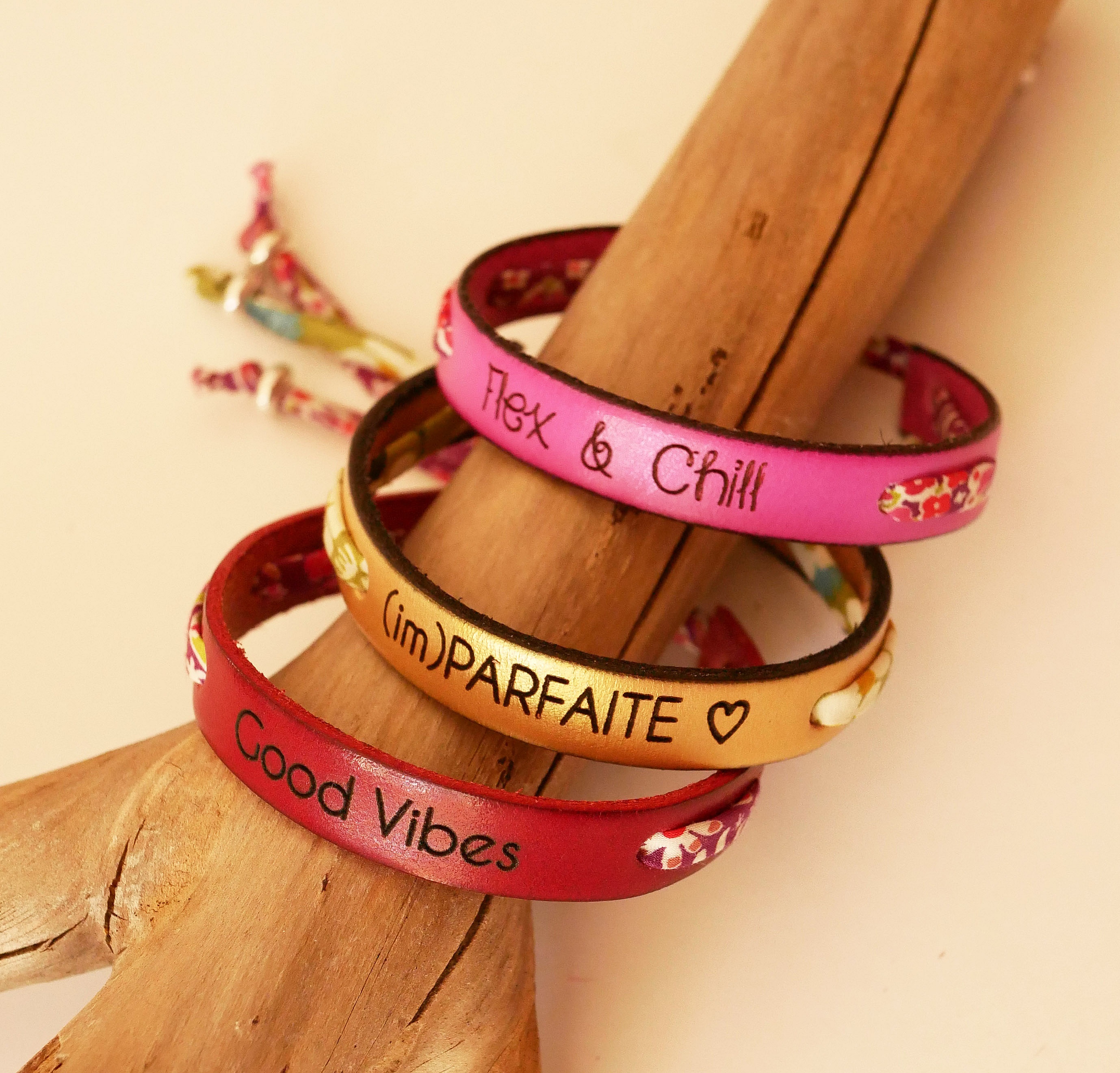 Bracelets Florâme personnalisables en cuir et tissu Liberty gravés.