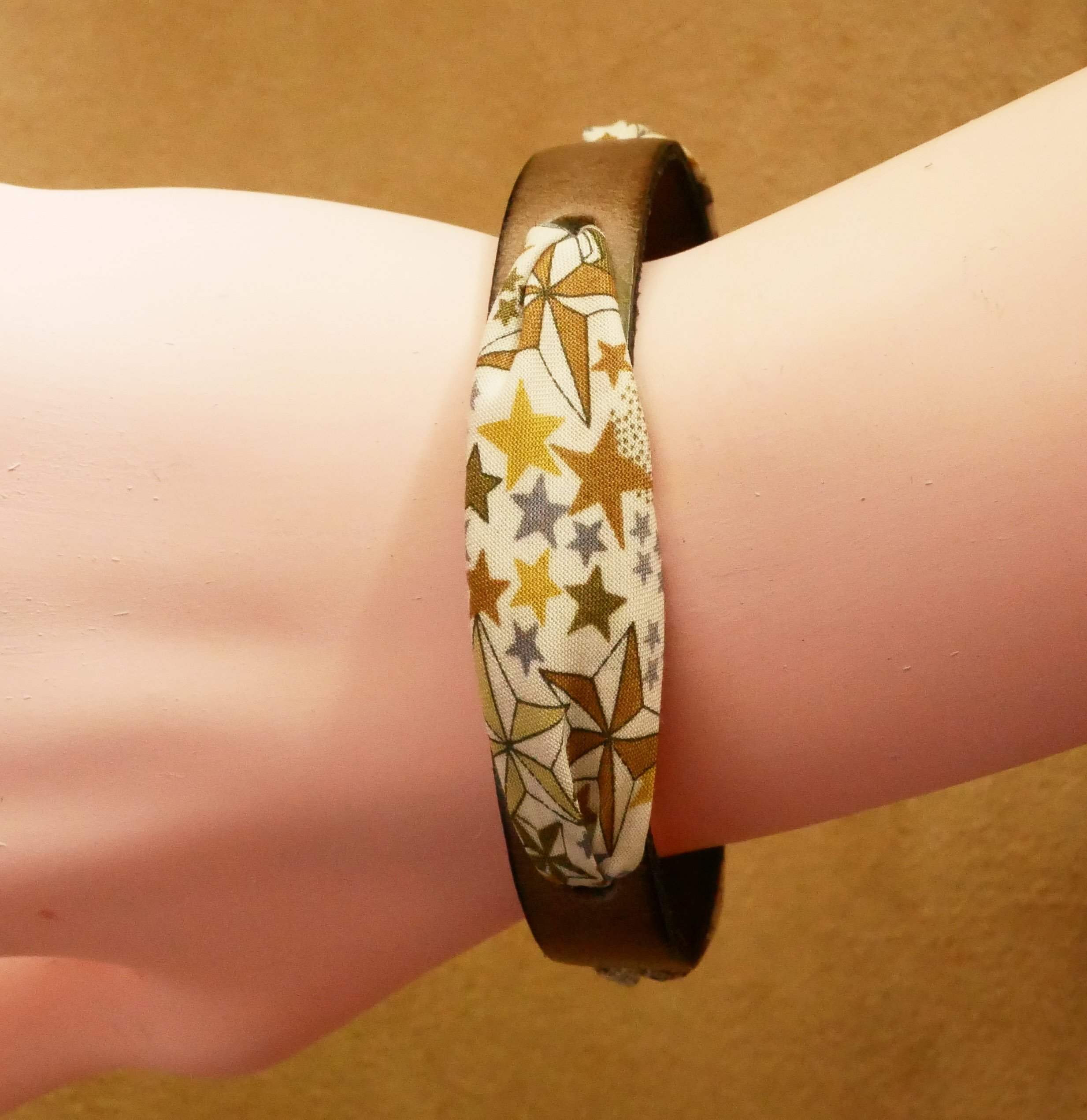 Skræddersyet Florâme-armbånd med liberty-bånd og dit valg af læder