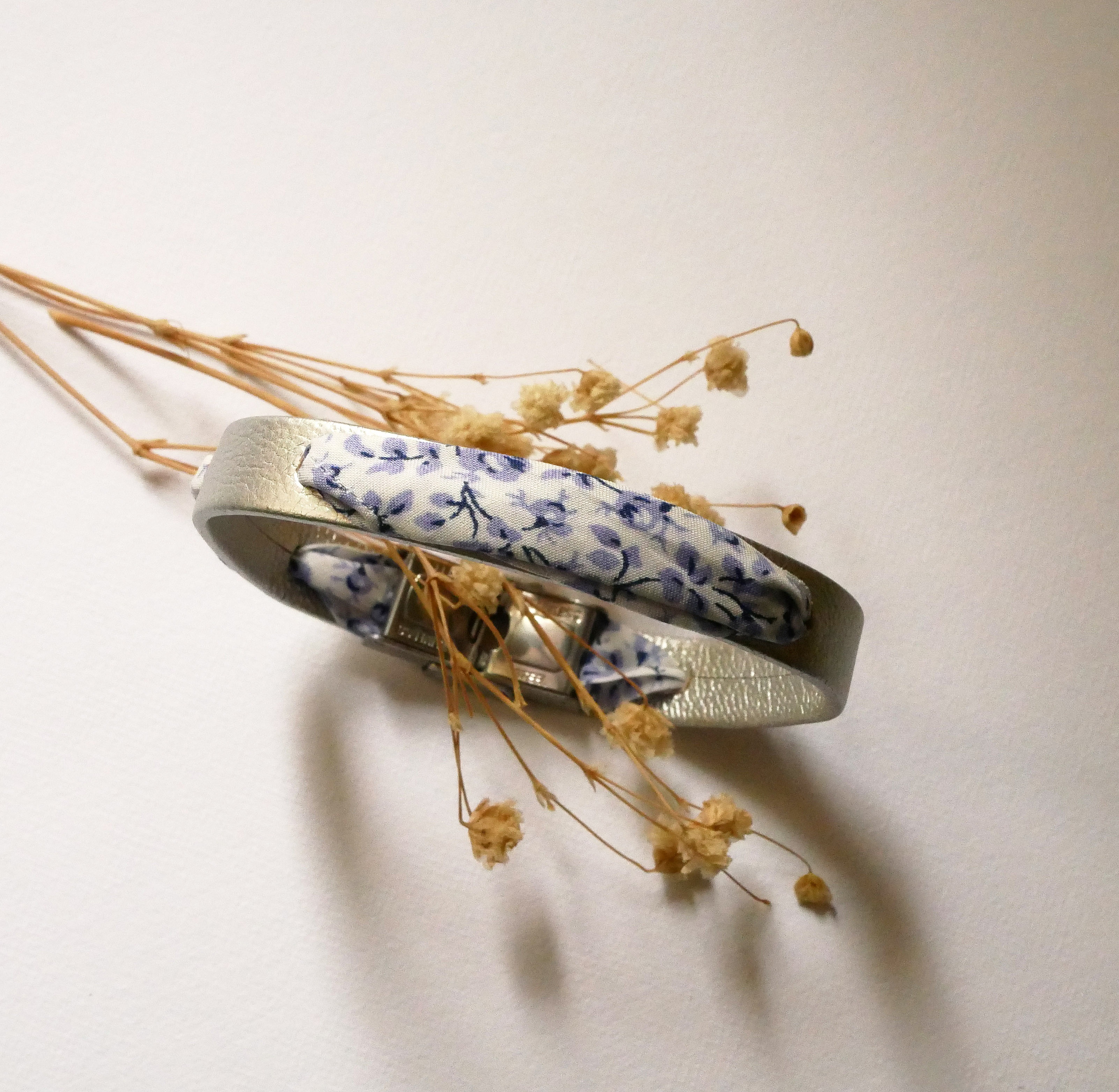 Bracelet Florâme personnalisé en cuir et ruban liberty fleuri.