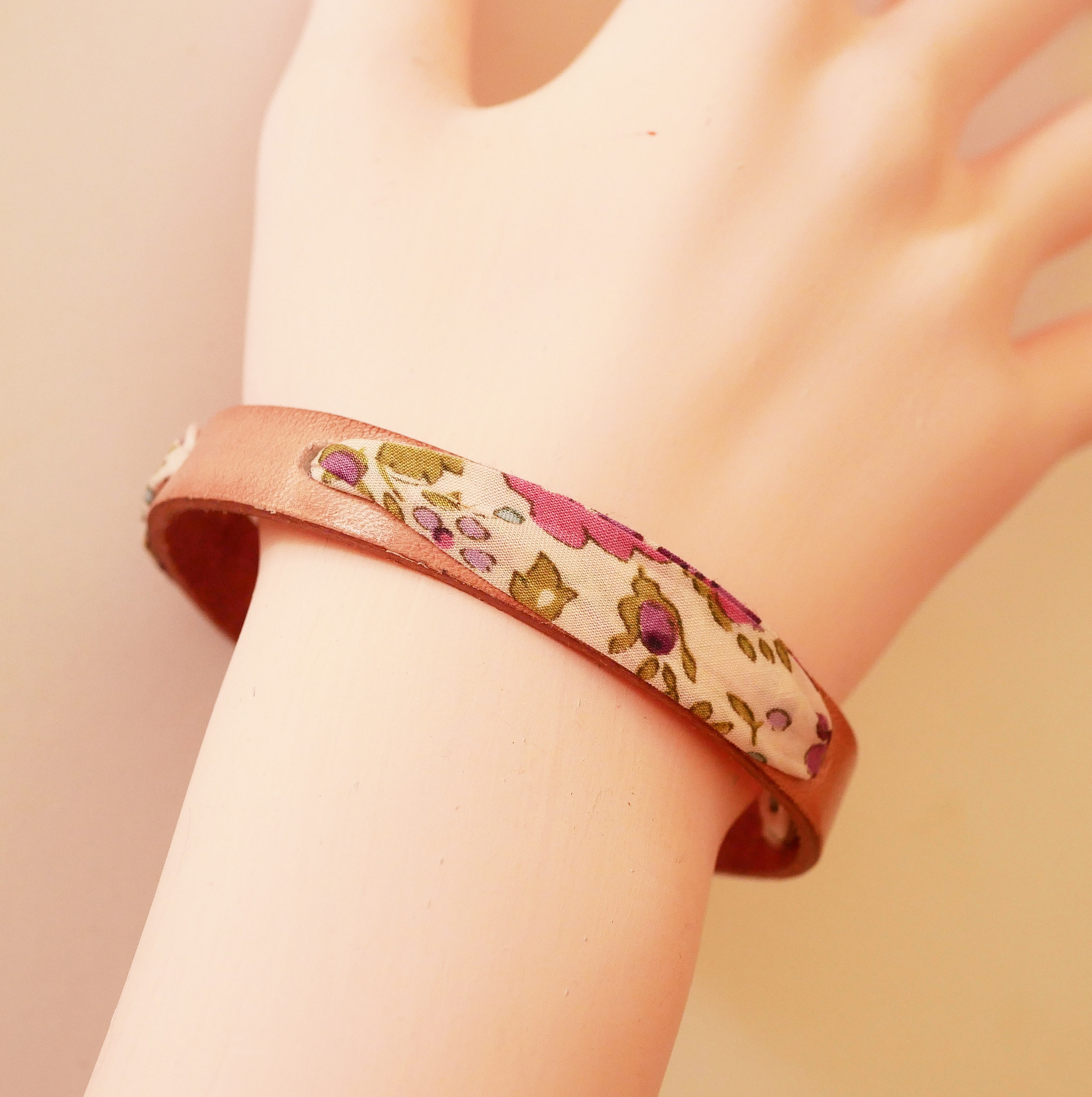 Bracelet Florâme personnalisé en cuir et ruban liberty floral.