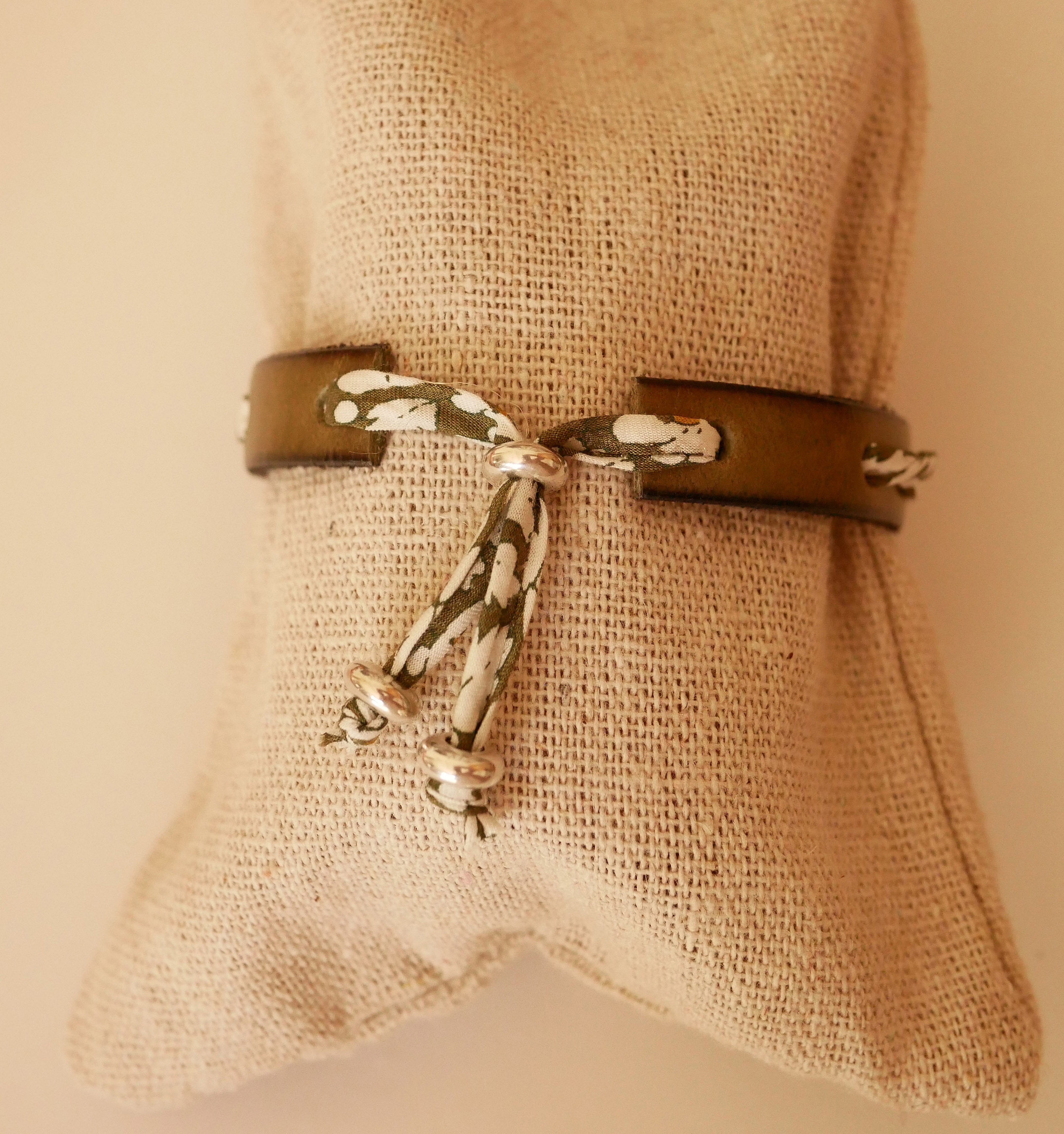 Flor&acirc;me-armb&aring;nd med gr&oslash;nt liberty-b&aring;nd p&aring; limegr&oslash;nt l&aelig;der