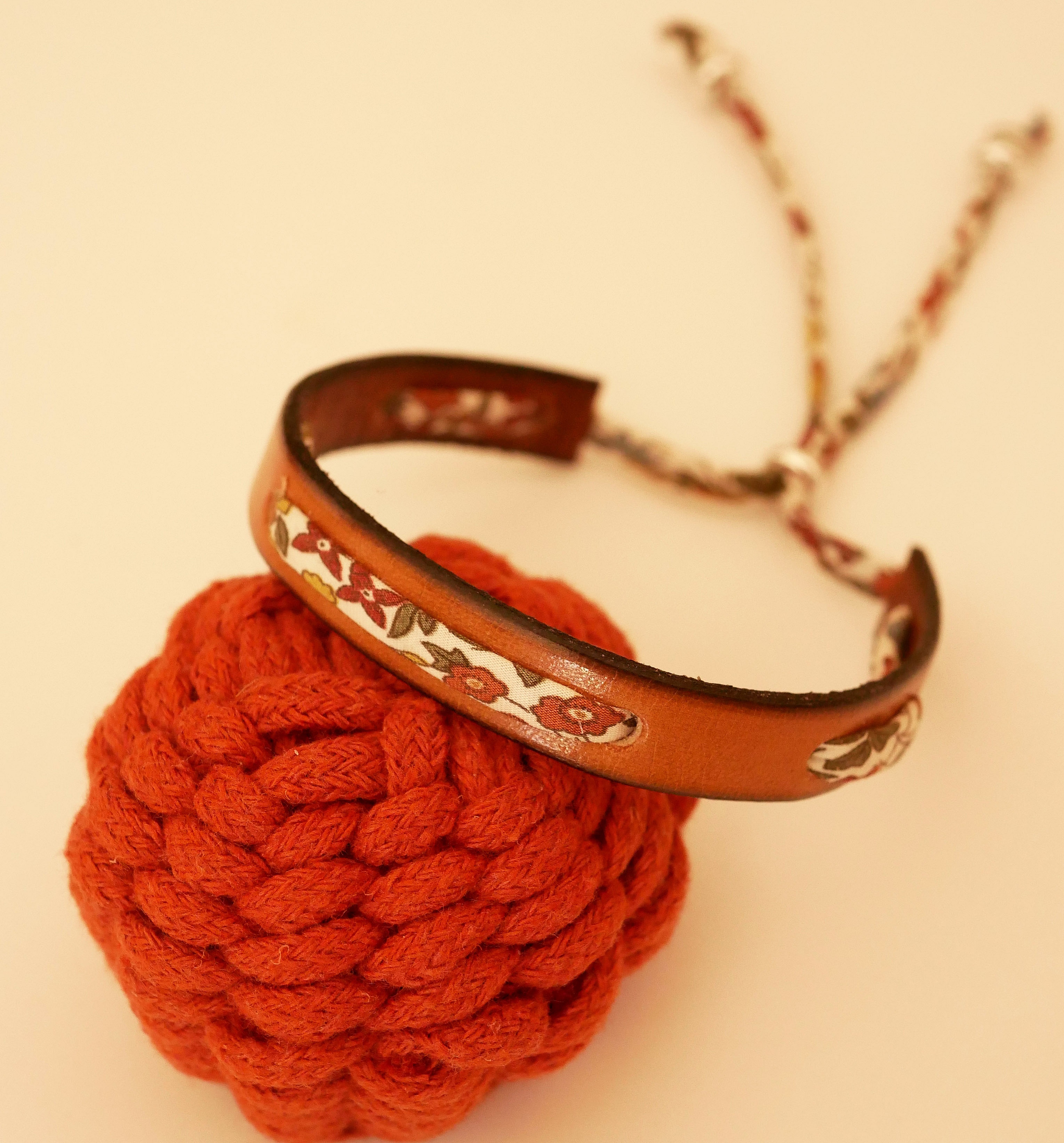 Flor&acirc;me-armb&aring;nd med liberty-b&aring;nd Ava efter&aring;r p&aring; kamell&aelig;der