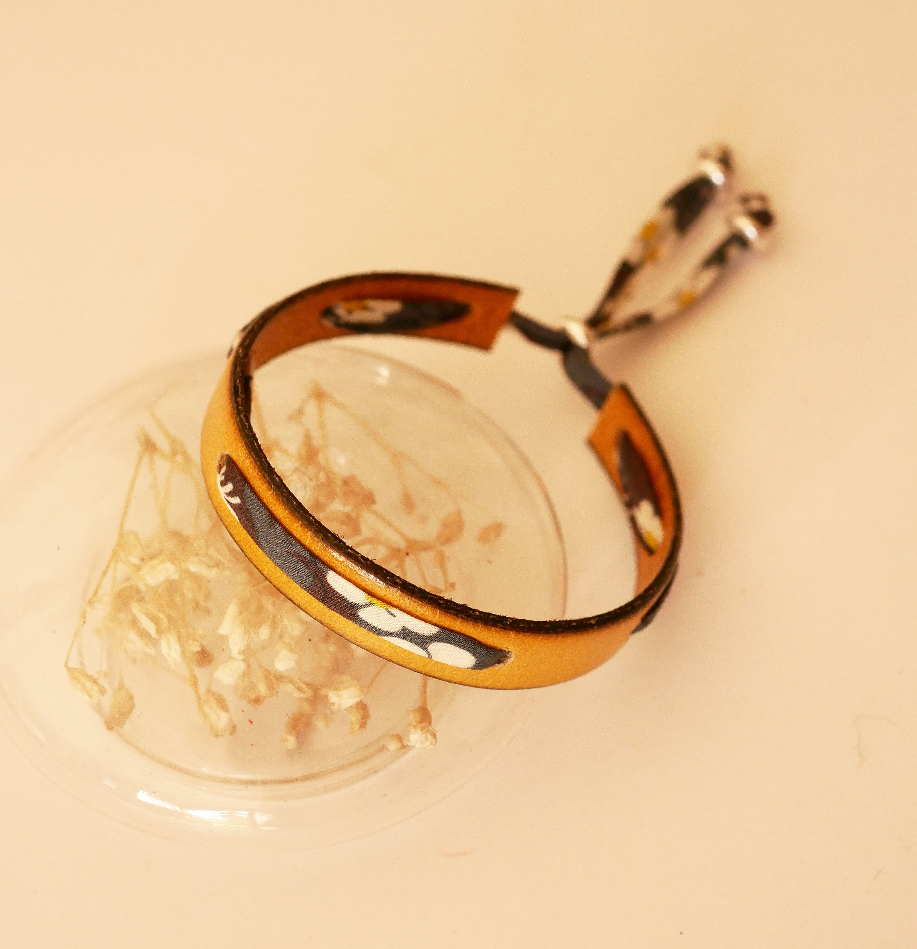 Bracelet Florâme en cuir moutarde et ruban Liberty gris.