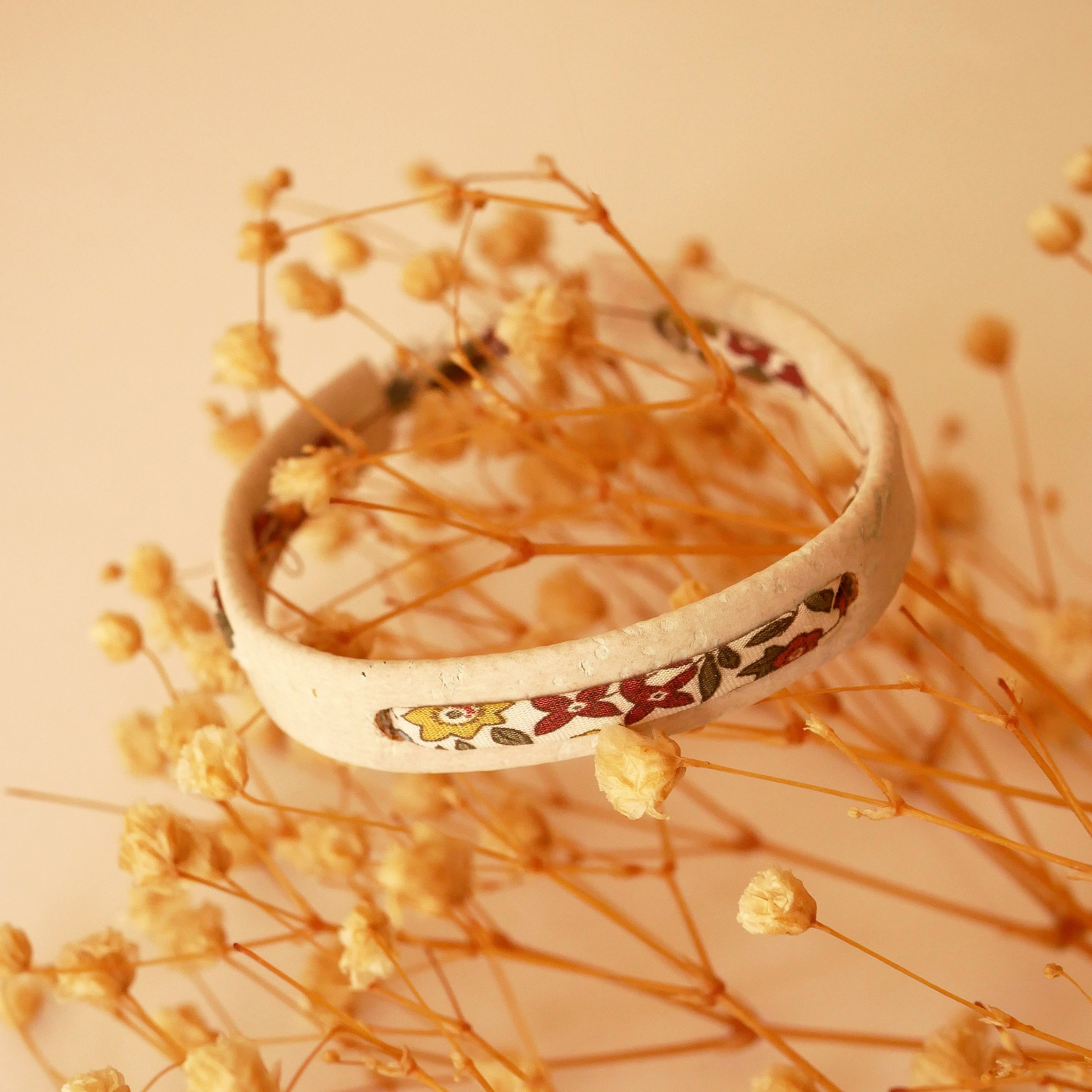 Bracelet végétal en liège blanc avec ruban Liberty fleuri.
