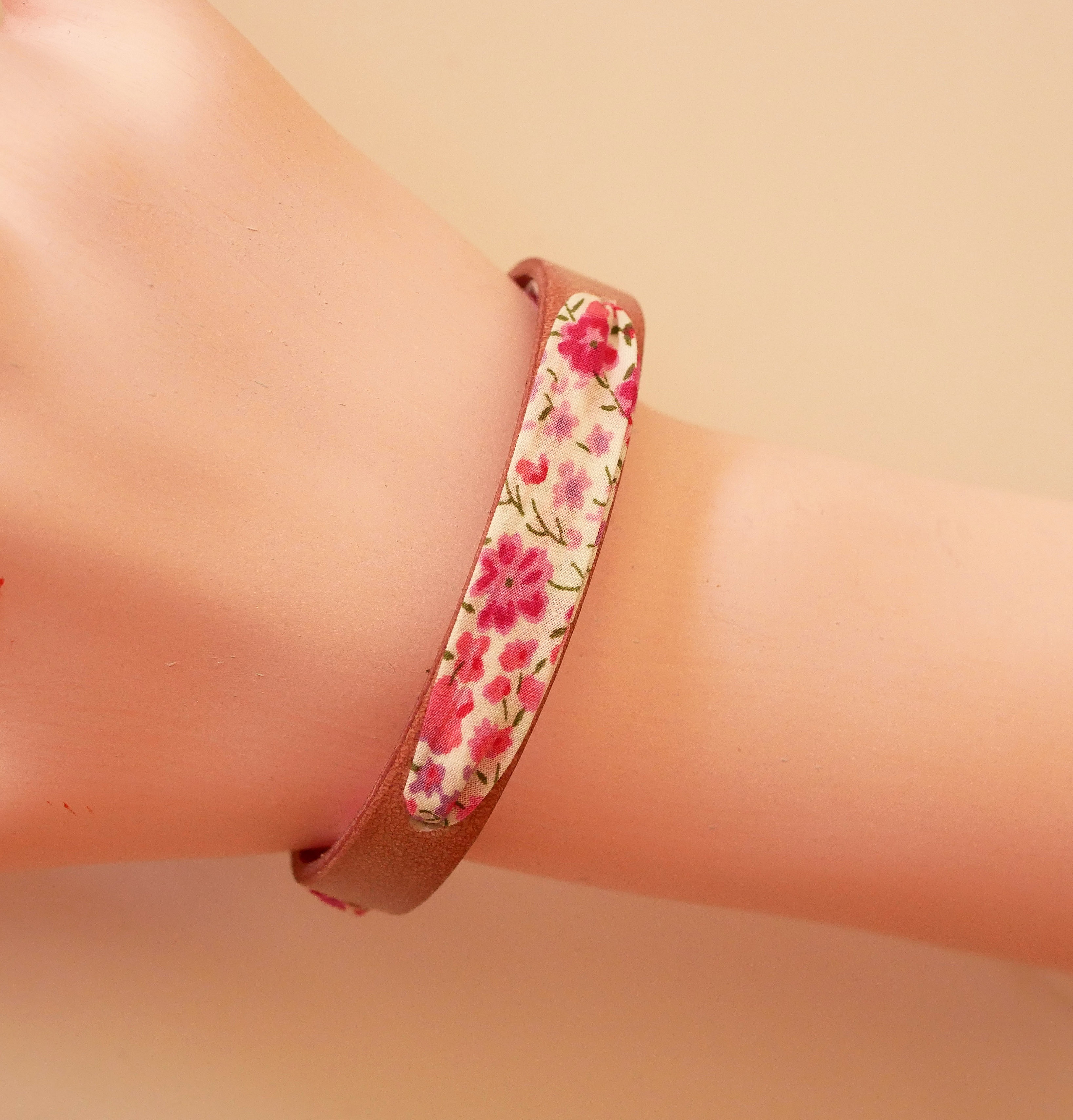 Flor&acirc;me-armb&aring;nd med pink liberty-b&aring;ndblomster p&aring; &aelig;ldet pink l&aelig;der