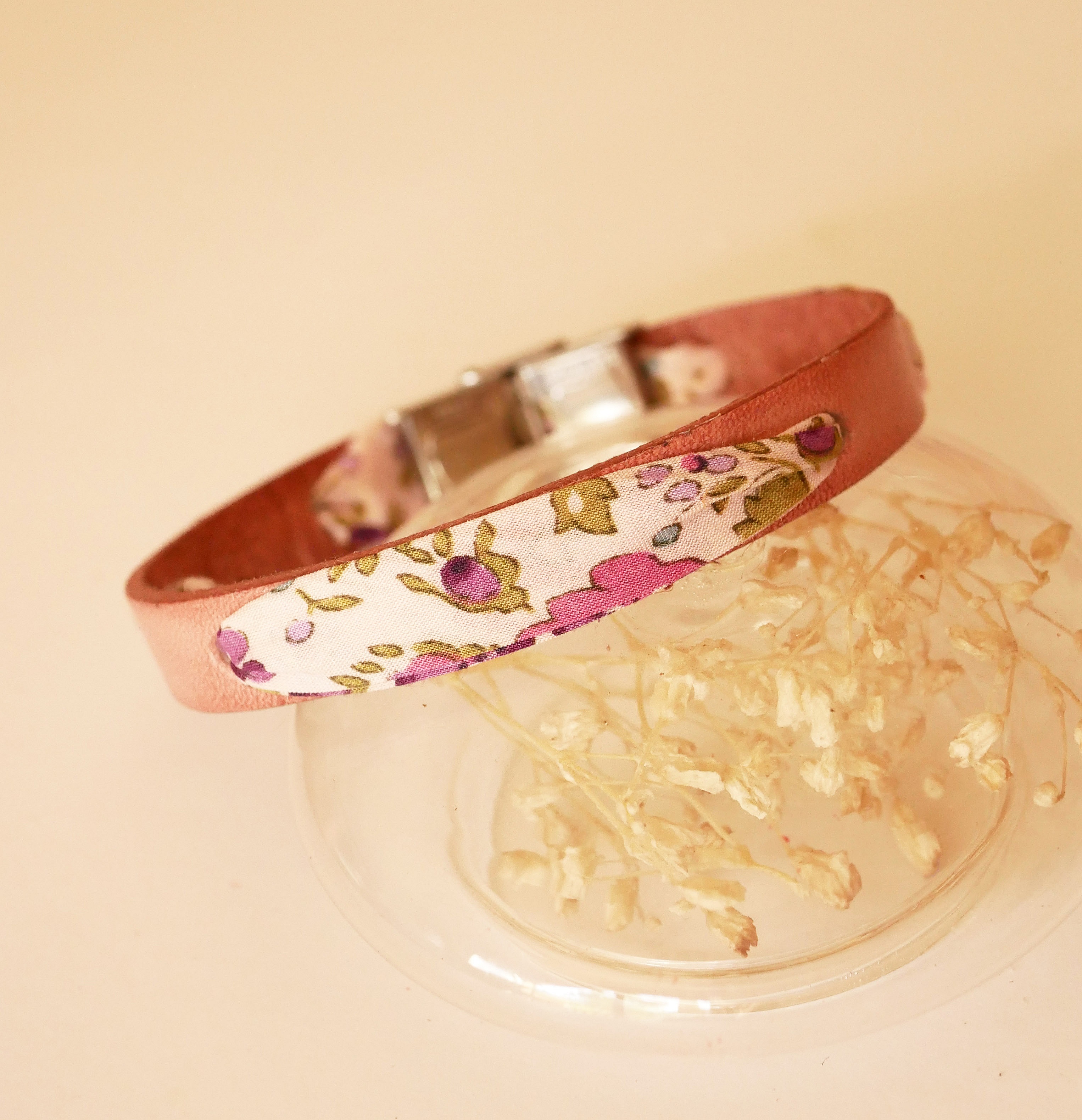 Bracelet personnalisable en cuir rose et tissu liberty floral.